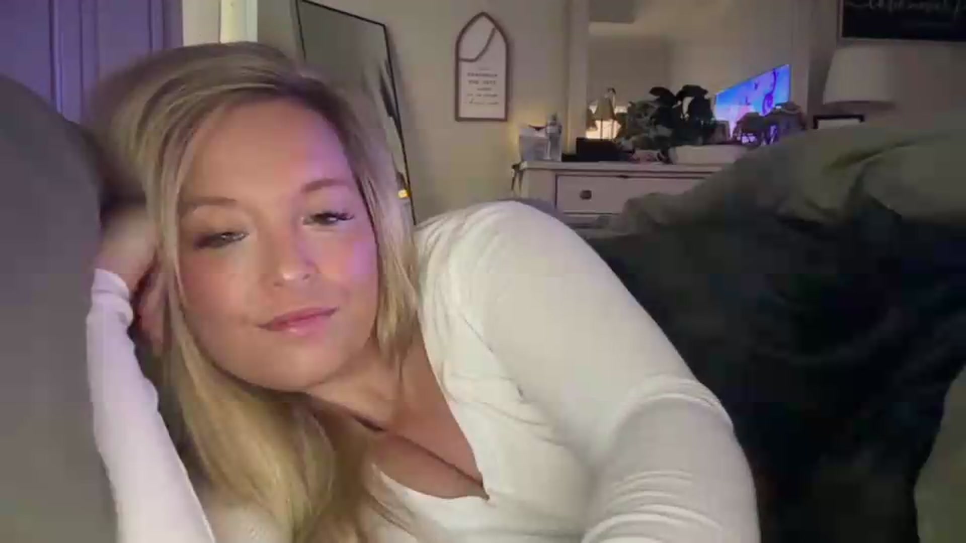 Gallery image thumbnail from JennaLynn784's myfreecams stream on, 07/31/2026, 19:18 image 4 of 20