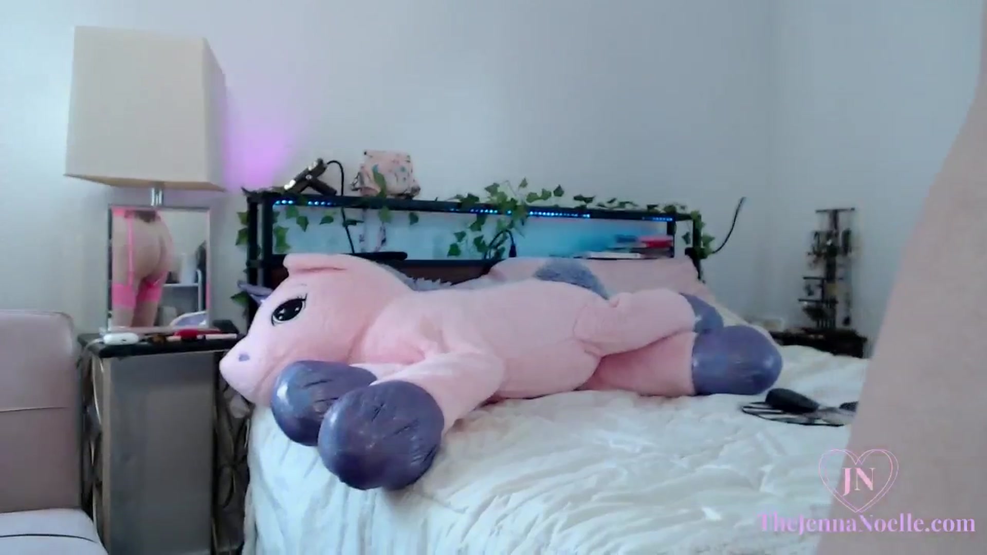 Gallery image thumbnail from JennaNoellex's myfreecams stream on, 06/26/2025, 24:32 image 9 of 20