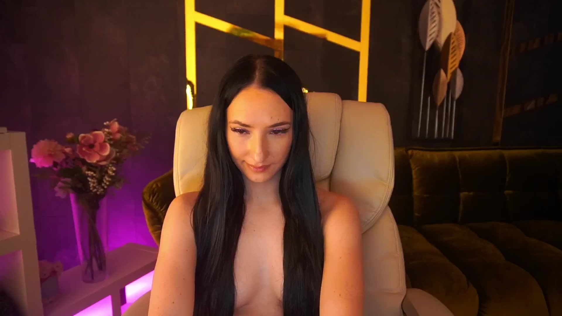 Gallery image thumbnail from JennieLove's myfreecams stream on, 02/04/2024, 12:22 image 6 of 20