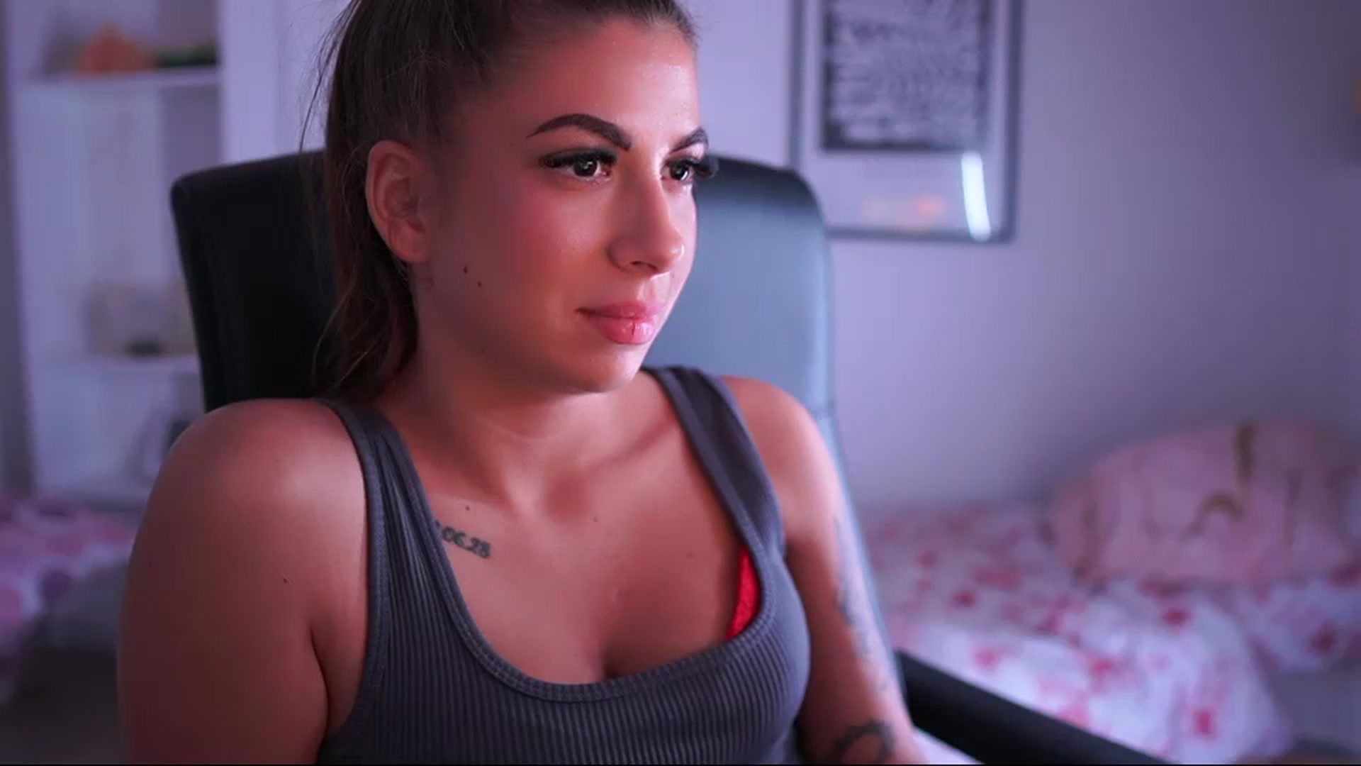 Gallery image thumbnail from Jennie__wells's myfreecams stream on, 05/17/2025, 19:12 image 3 of 20