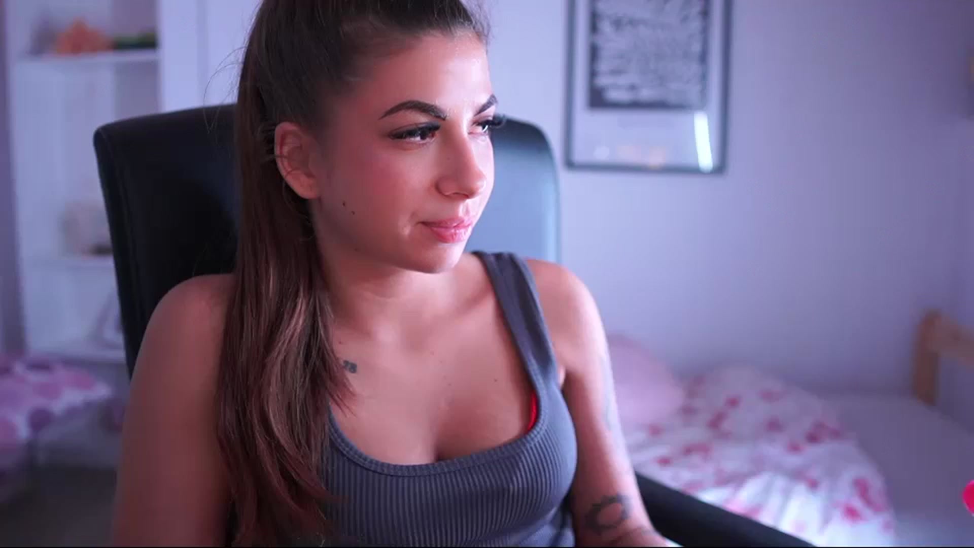 Gallery image thumbnail from Jennie__wells's myfreecams stream on, 05/17/2025, 23:21 image 13 of 20