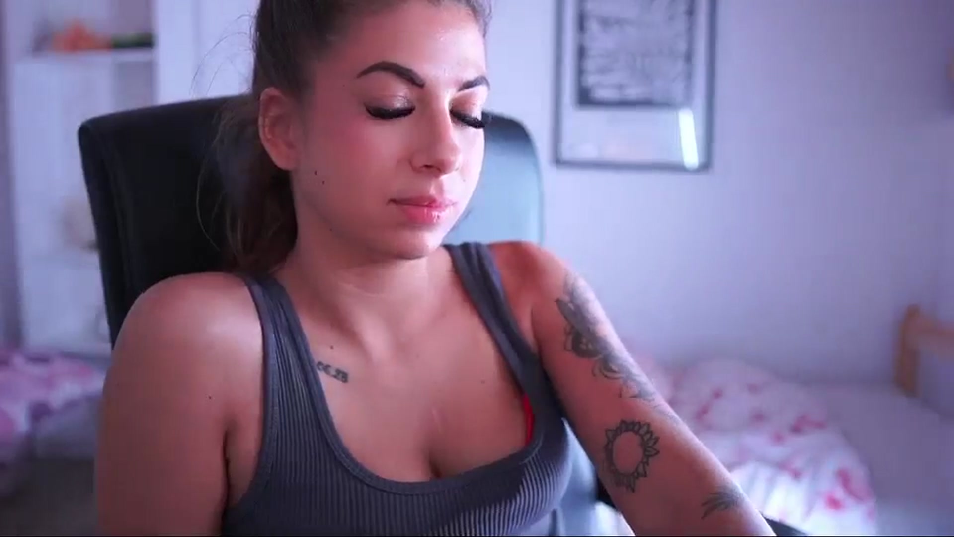 Gallery image thumbnail from Jennie__wells's myfreecams stream on, 05/17/2025, 23:21 image 7 of 20