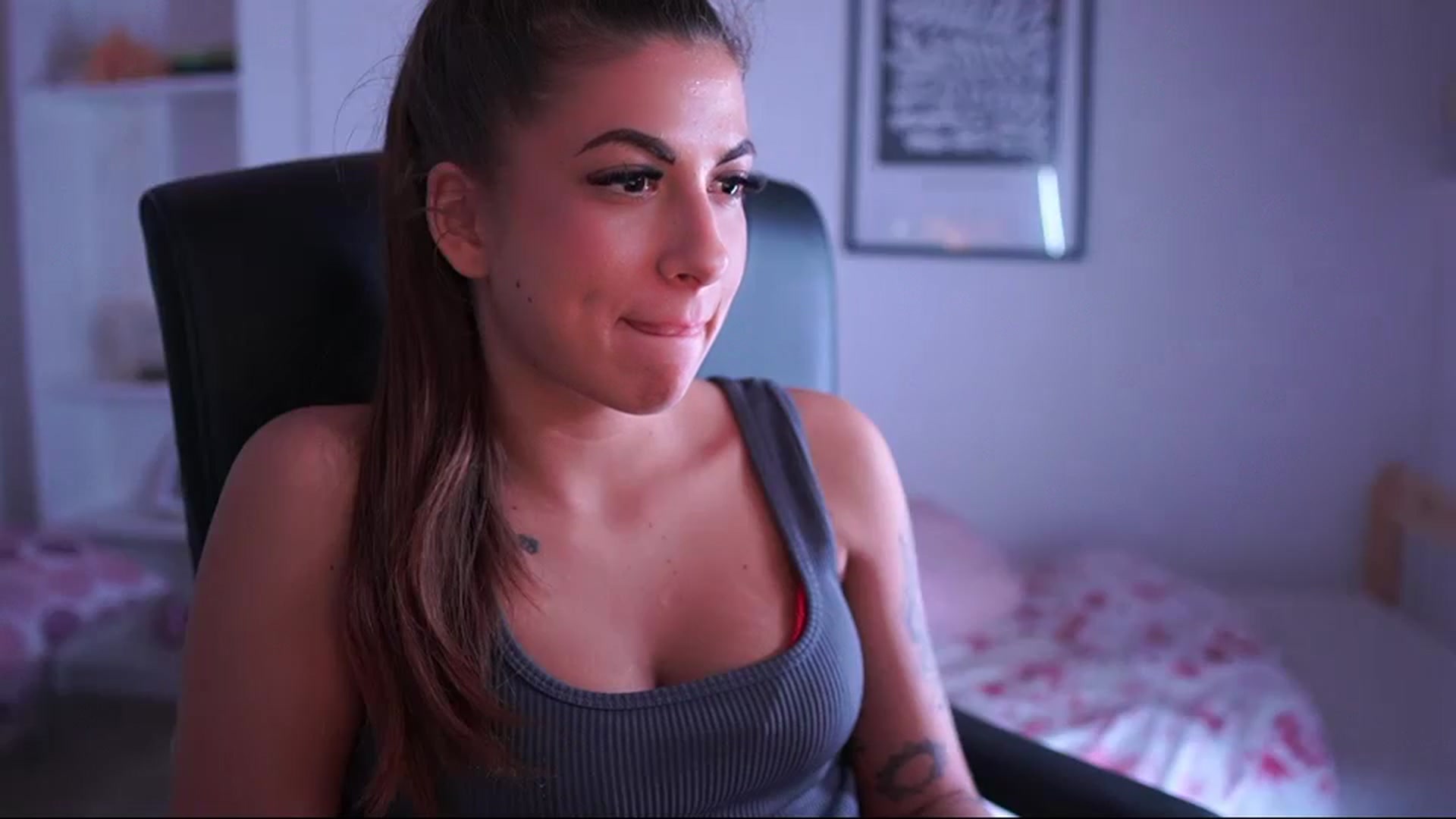 Gallery image thumbnail from Jennie__wells's myfreecams stream on, 05/17/2025, 23:21 image 12 of 20