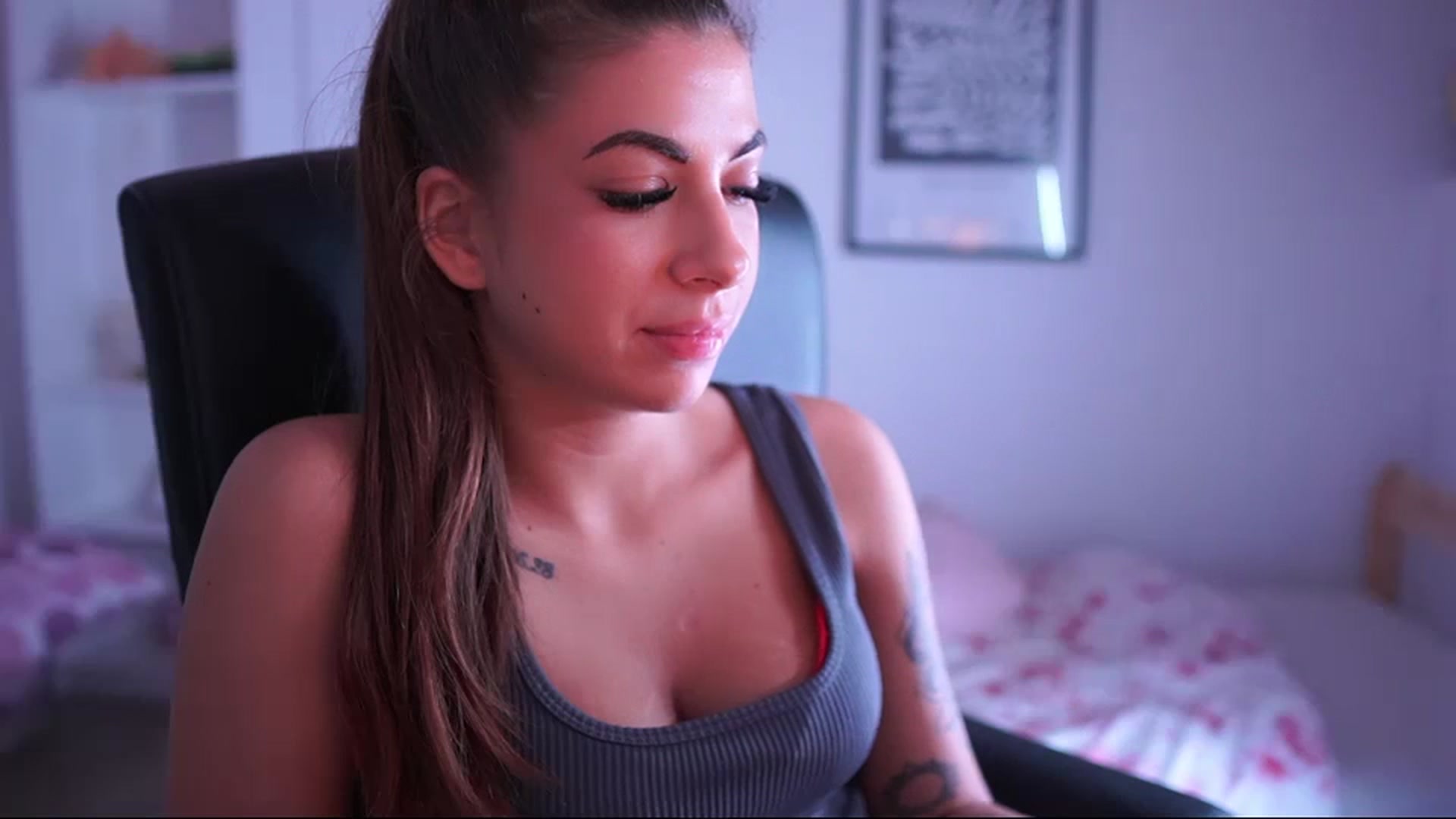 Gallery image thumbnail from Jennie__wells's myfreecams stream on, 05/17/2025, 23:21 image 10 of 20
