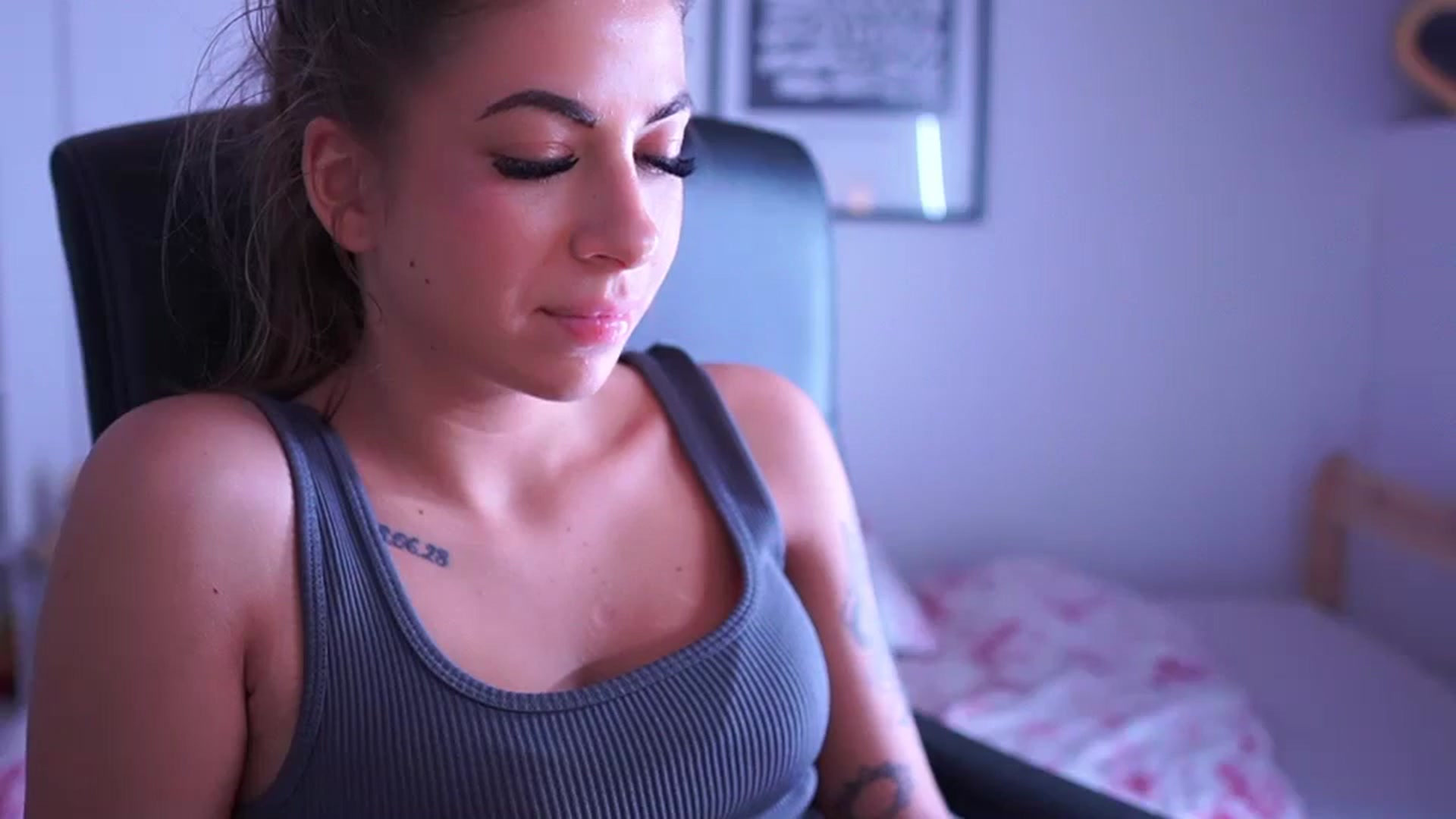Gallery image thumbnail from Jennie__wells's myfreecams stream on, 05/18/2025, 02:10 image 9 of 20