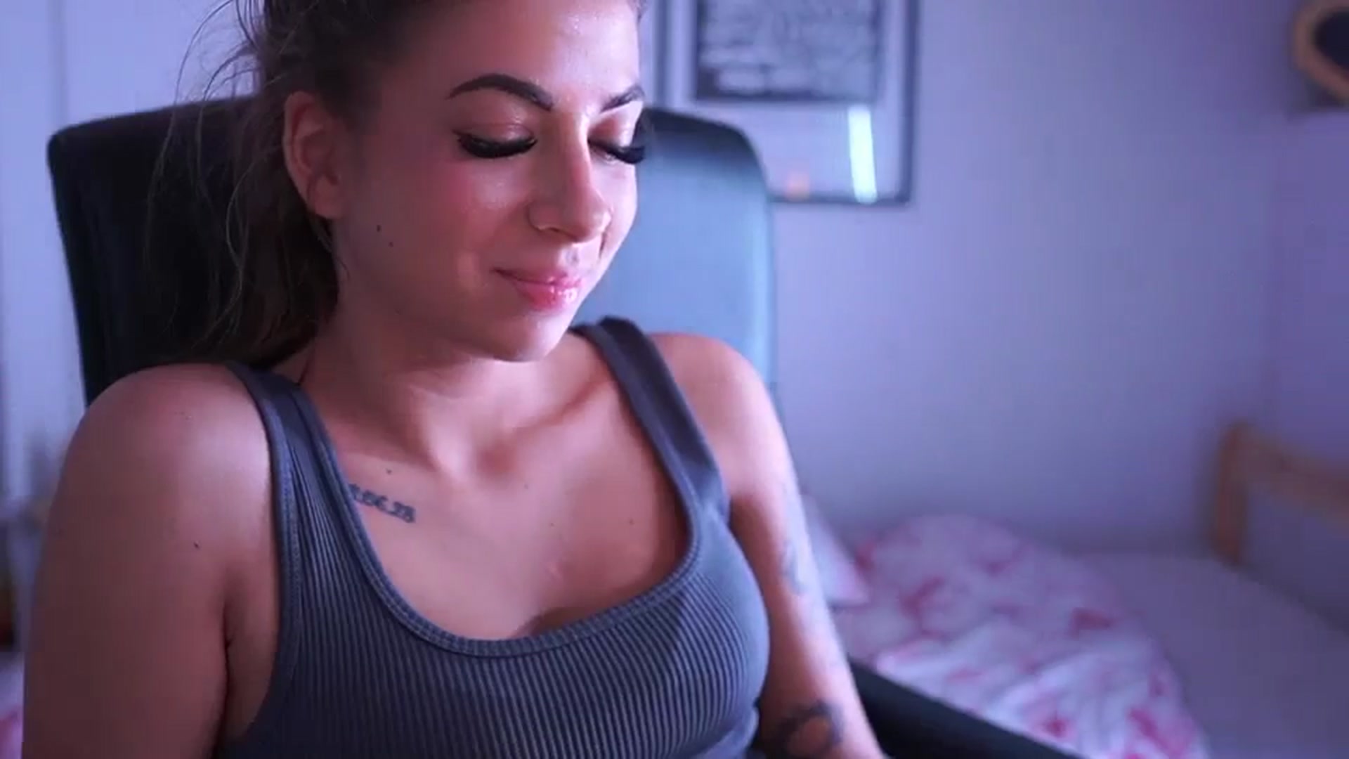 Gallery image thumbnail from Jennie__wells's myfreecams stream on, 05/18/2025, 02:10 image 6 of 20
