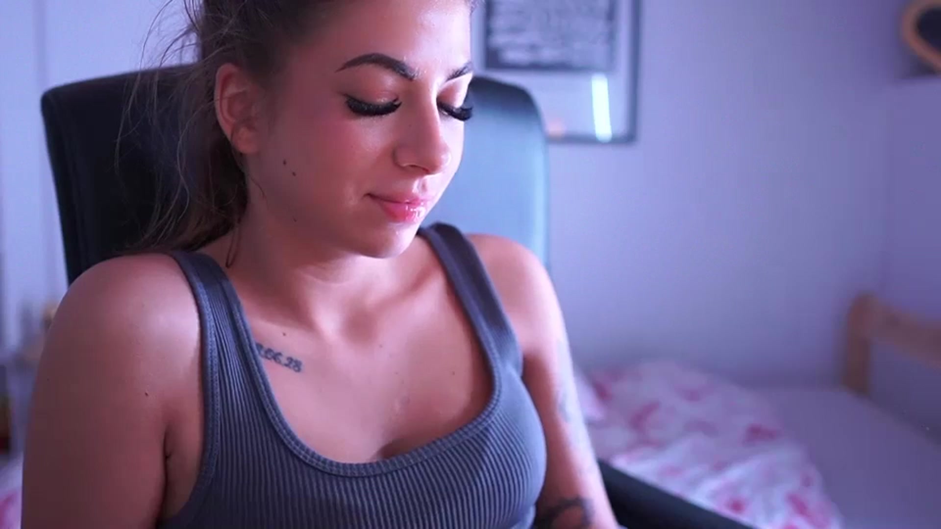 Gallery image thumbnail from Jennie__wells's myfreecams stream on, 05/18/2025, 02:10 image 2 of 20