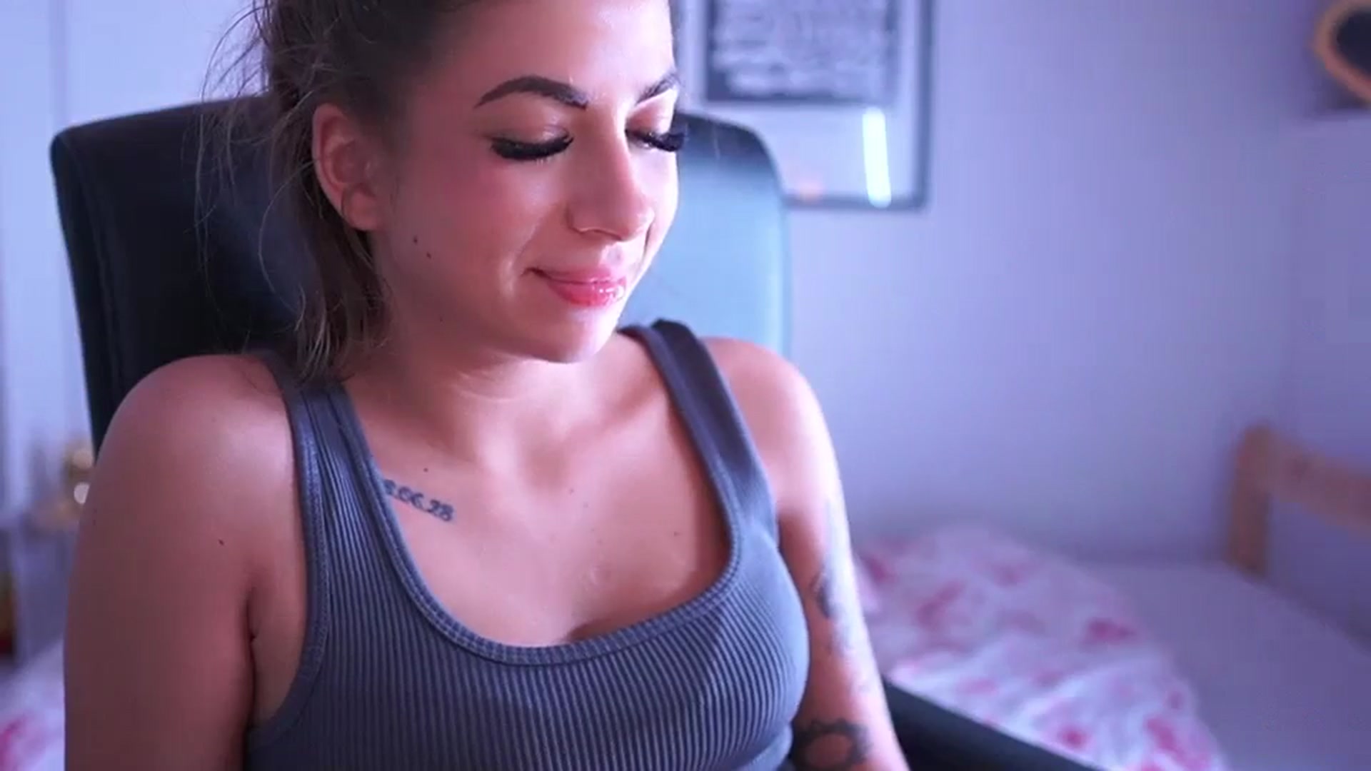 Gallery image thumbnail from Jennie__wells's myfreecams stream on, 05/18/2025, 02:10 image 12 of 20
