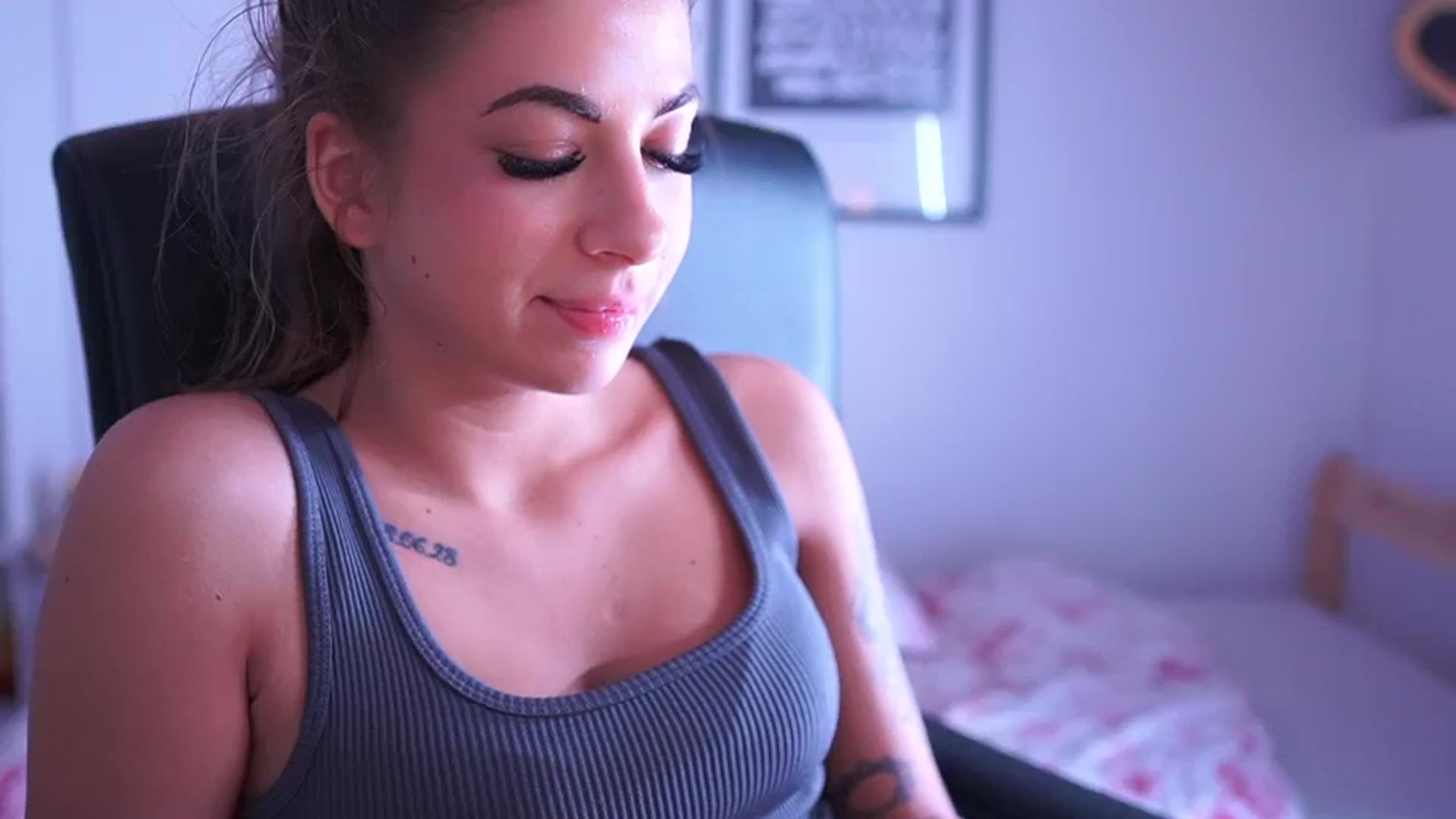 Gallery image thumbnail from Jennie__wells's myfreecams stream on, 05/18/2025, 02:10 image 3 of 20