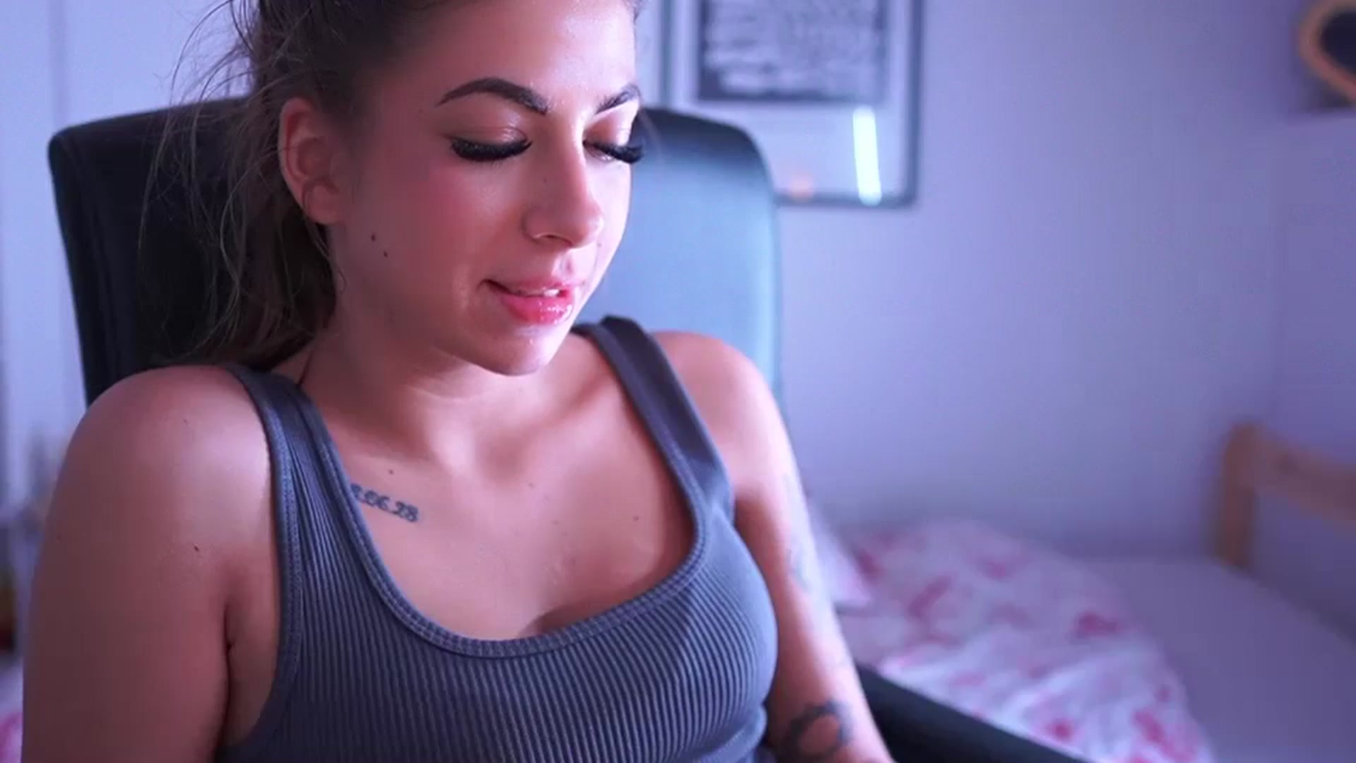 Gallery image thumbnail from Jennie__wells's myfreecams stream on, 05/18/2025, 02:10 image 5 of 20