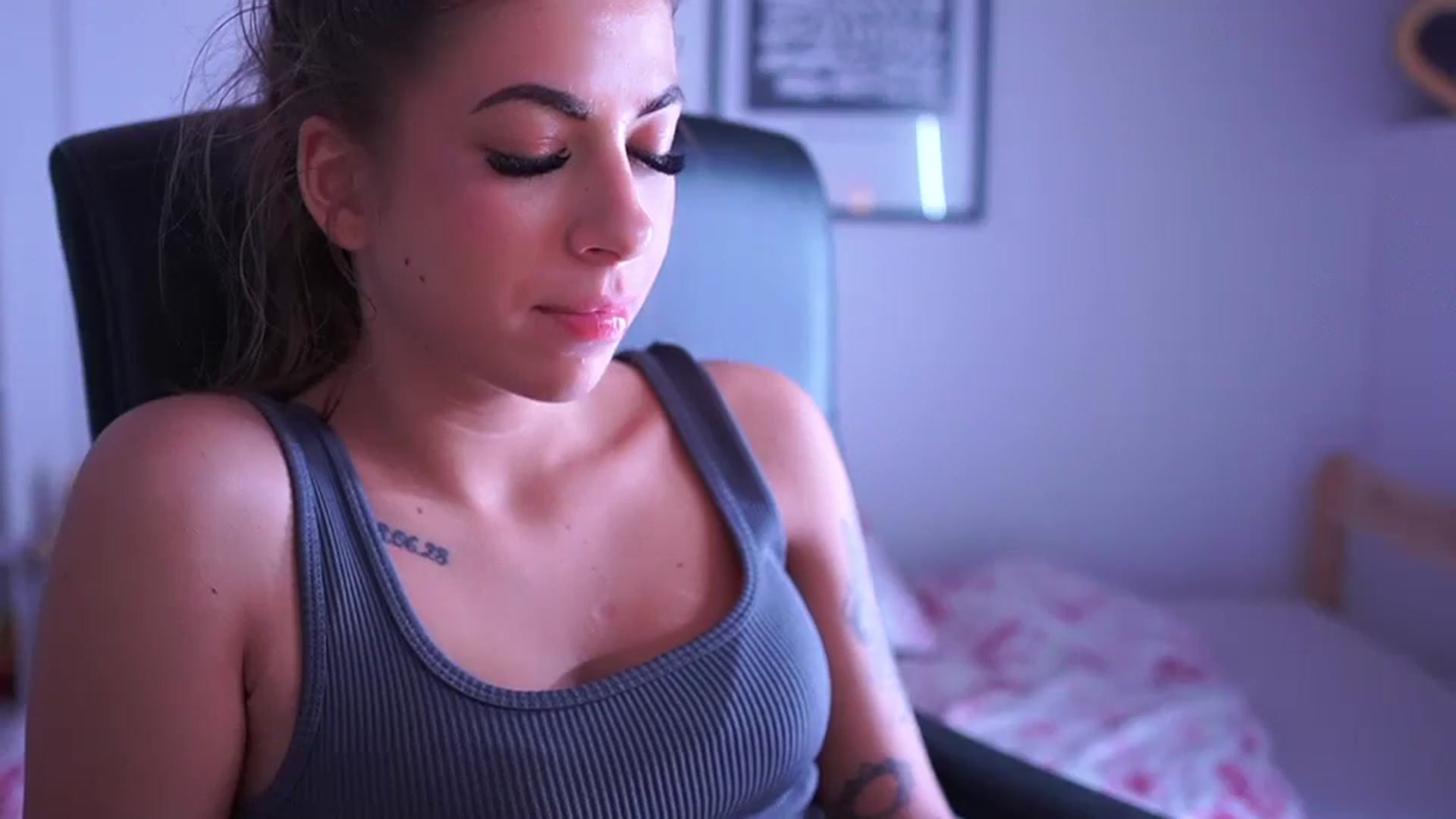 Gallery image thumbnail from Jennie__wells's myfreecams stream on, 05/18/2025, 02:10 image 10 of 20