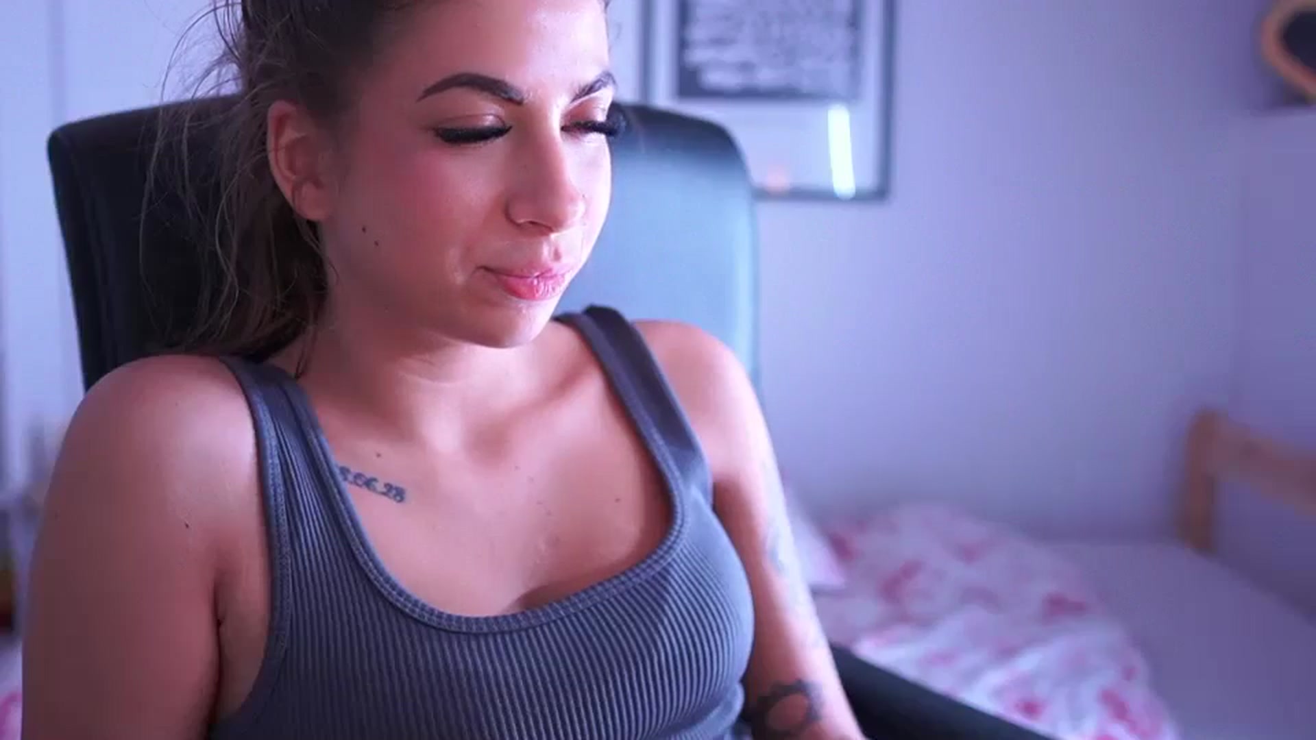 Gallery image thumbnail from Jennie__wells's myfreecams stream on, 05/18/2025, 02:10 image 4 of 20