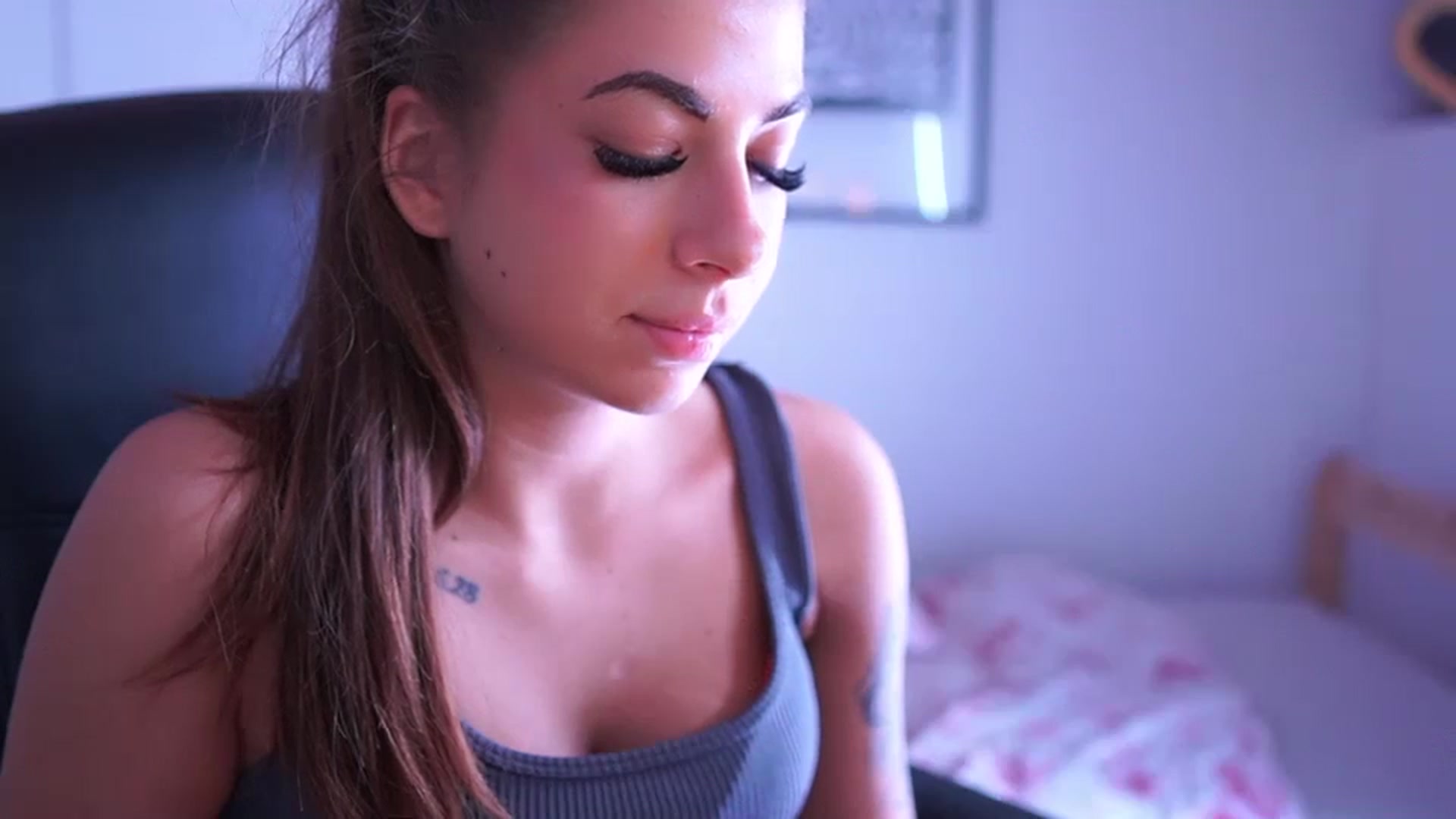 Gallery image thumbnail from Jennie__wells's myfreecams stream on, 05/18/2025, 02:10 image 18 of 20
