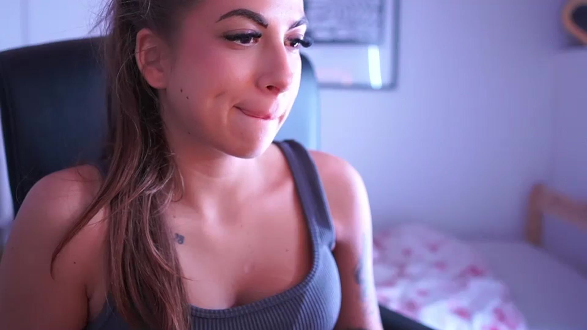 Gallery image thumbnail from Jennie__wells's myfreecams stream on, 05/18/2025, 02:34 image 14 of 20
