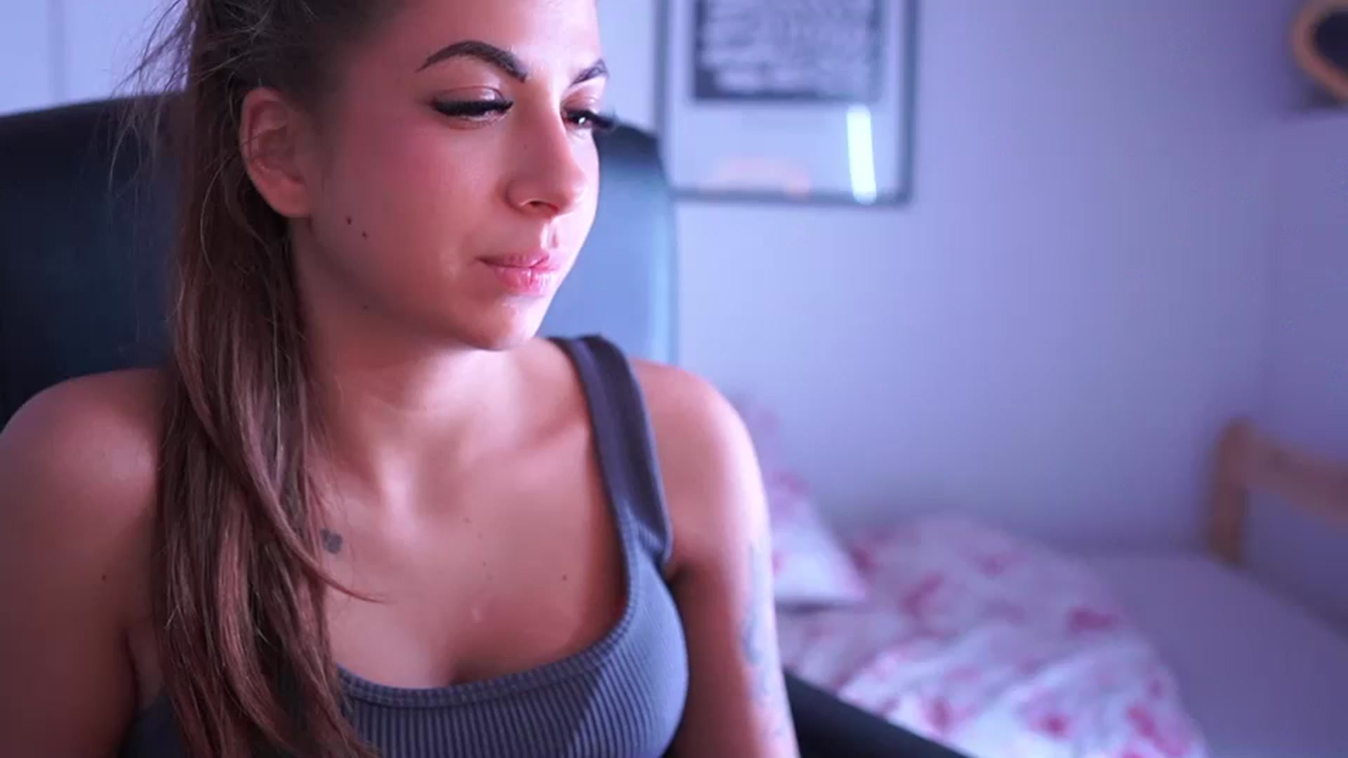Gallery image thumbnail from Jennie__wells's myfreecams stream on, 05/18/2025, 02:34 image 7 of 20