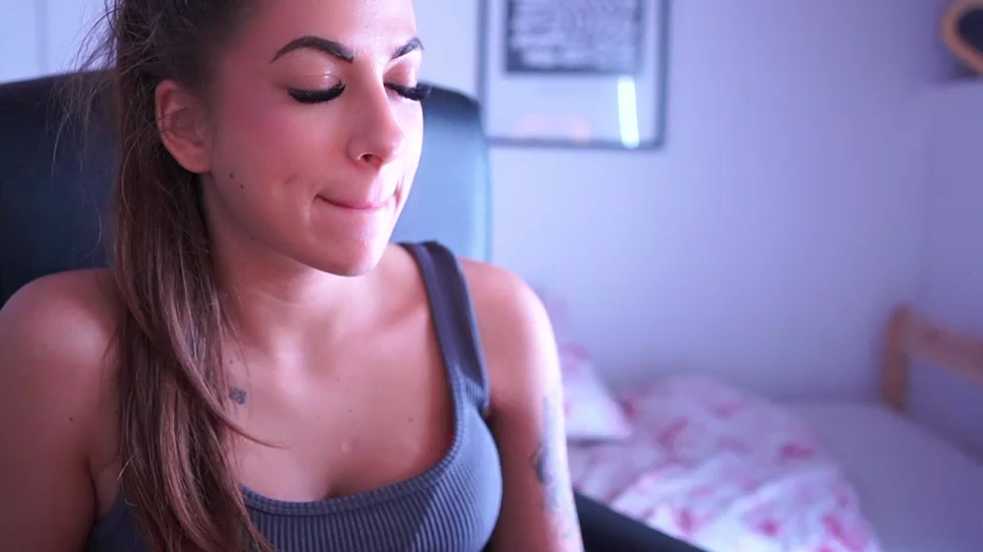 Gallery image thumbnail from Jennie__wells's myfreecams stream on, 05/18/2025, 02:34 image 5 of 20