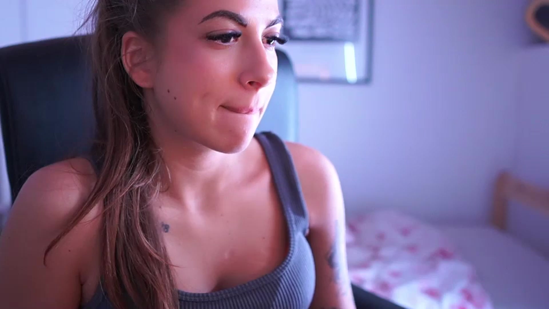 Gallery image thumbnail from Jennie__wells's myfreecams stream on, 05/18/2025, 02:34 image 15 of 20