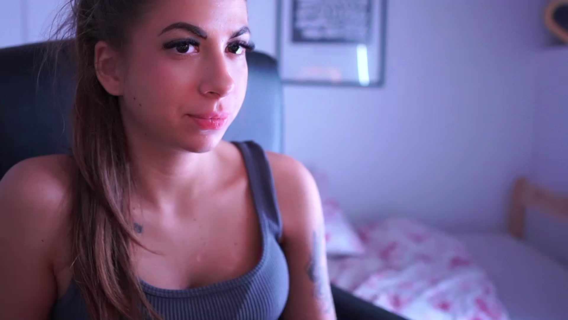 Gallery image thumbnail from Jennie__wells's myfreecams stream on, 05/18/2025, 02:34 image 4 of 20