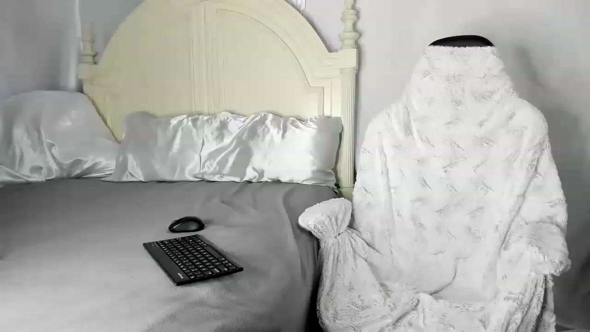 Gallery image thumbnail from JenniferLewis's myfreecams stream on, 05/17/2023, 03:03 image 16 of 20