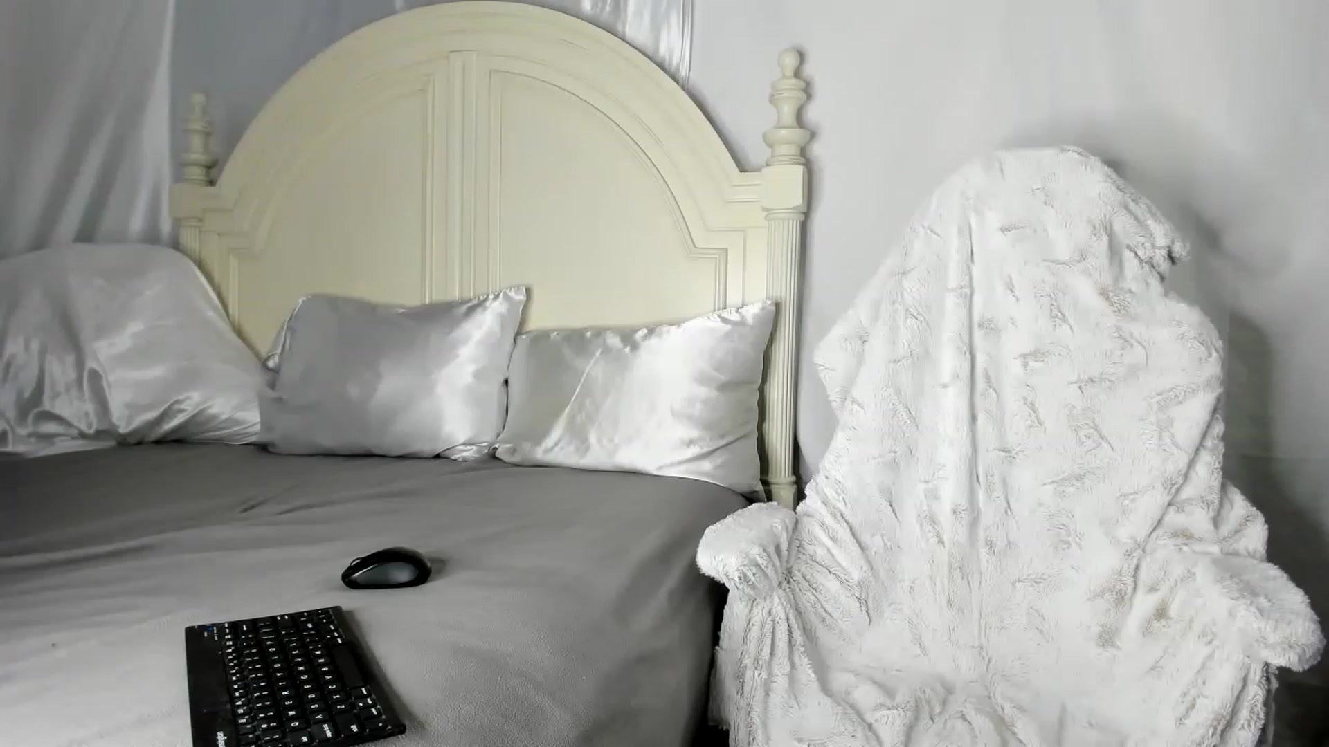 Gallery image thumbnail from JenniferLewis's myfreecams stream on, 05/19/2023, 02:17 image 9 of 20