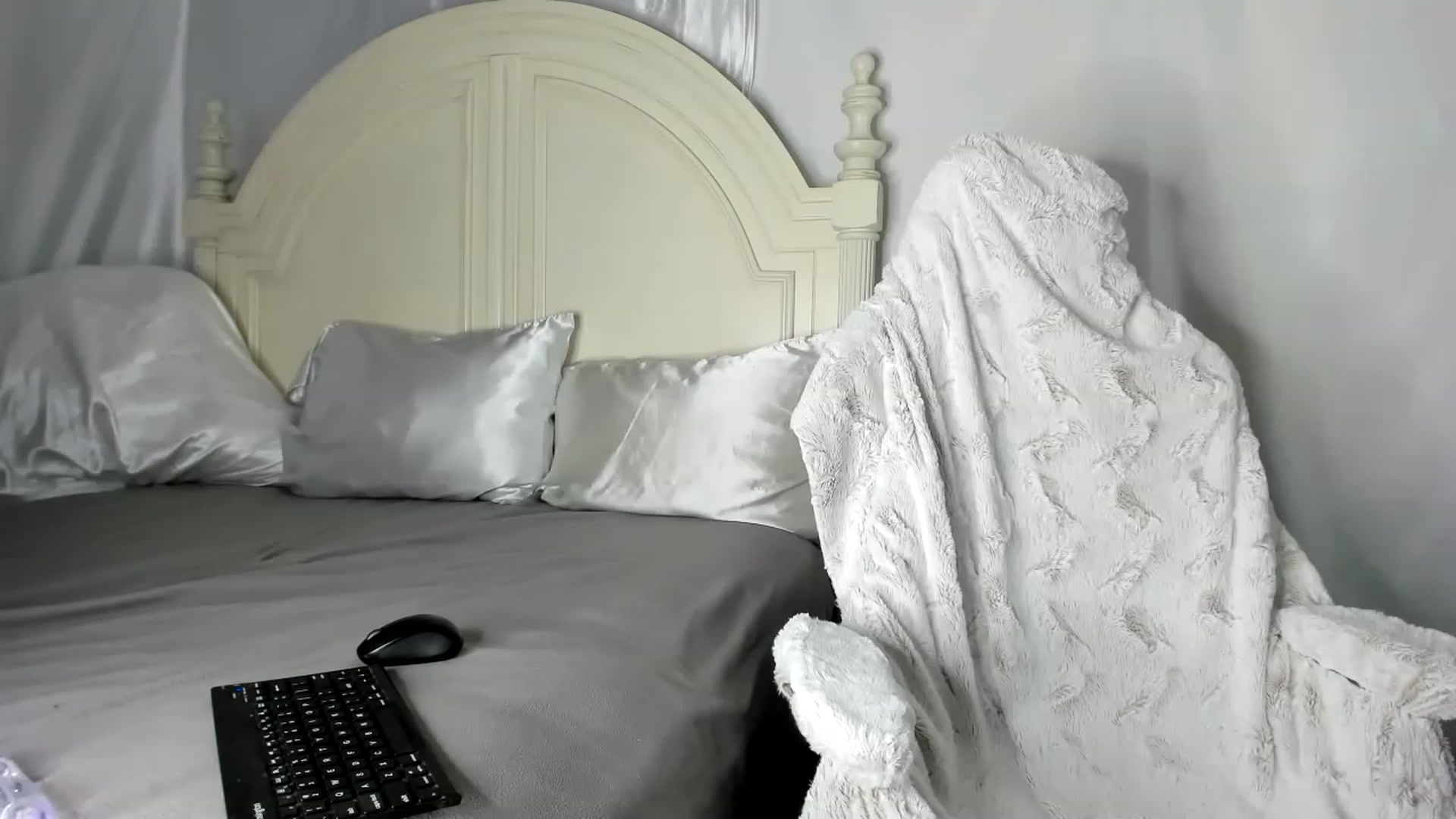 Gallery image thumbnail from JenniferLewis's myfreecams stream on, 05/19/2023, 02:17 image 14 of 20