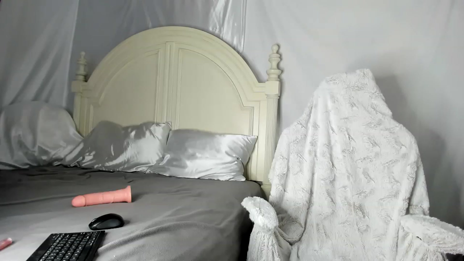 Gallery image thumbnail from JenniferLewis's myfreecams stream on, 06/21/2023, 02:15 image 6 of 20