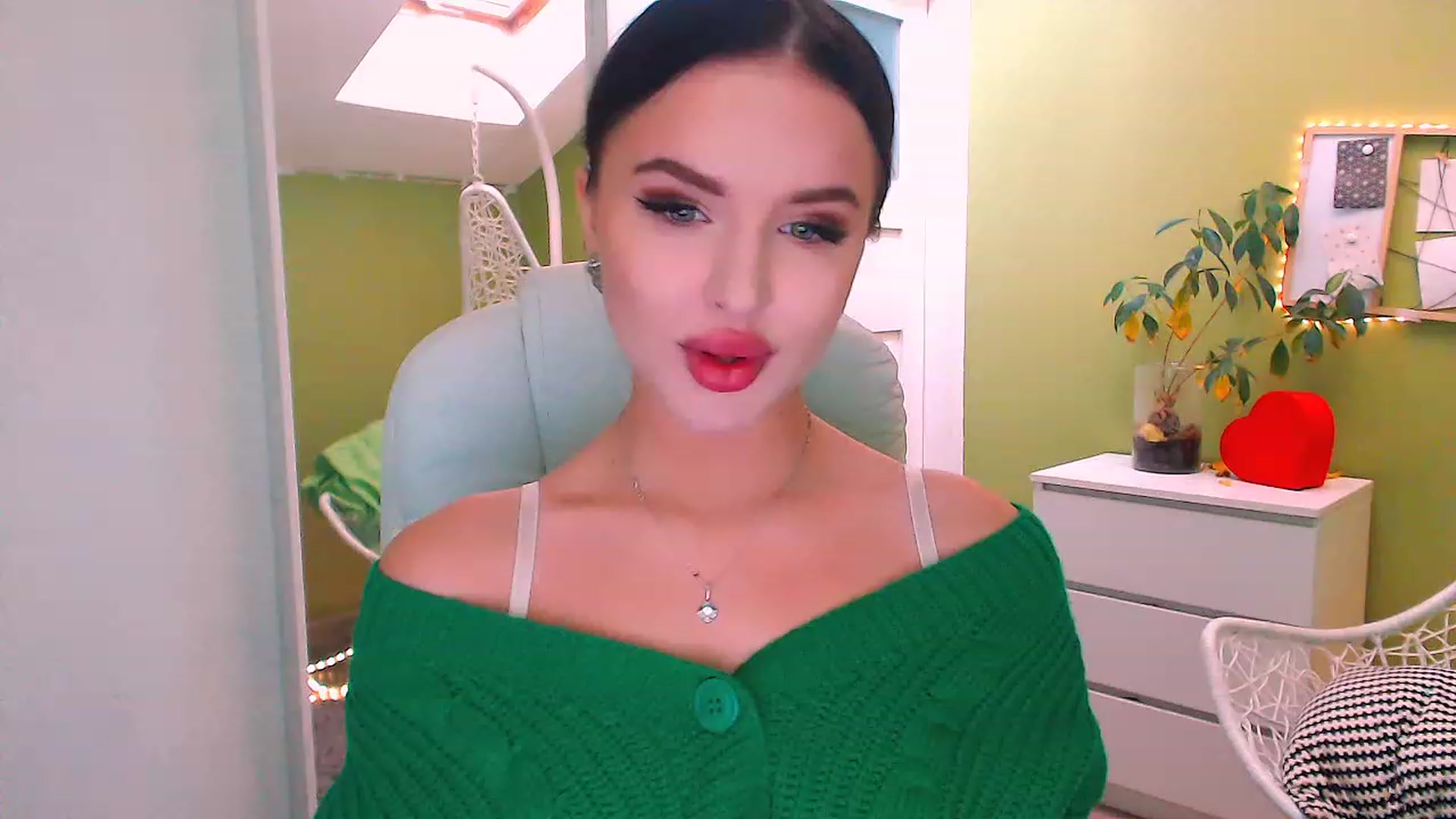 Gallery image thumbnail from JenniferMoris's myfreecams stream on, 11/18/2022, 10:42 image 16 of 20
