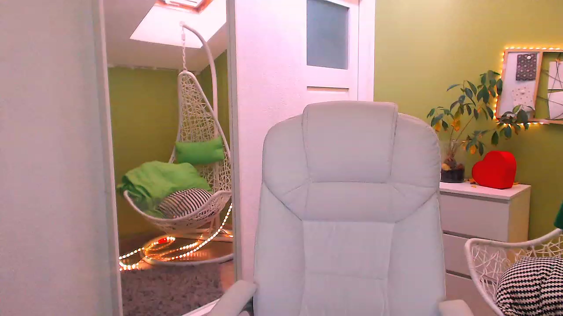 Gallery image thumbnail from JenniferMoris's myfreecams stream on, 11/18/2022, 10:42 image 15 of 20