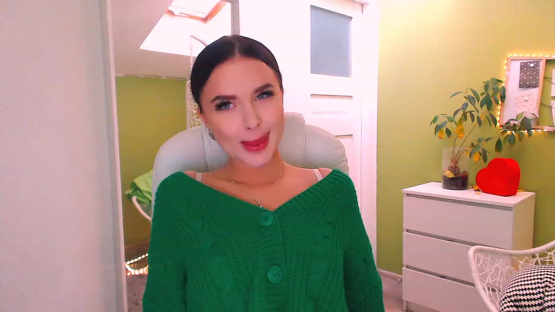 Gallery image thumbnail from JenniferMoris's myfreecams stream on, 11/18/2022, 10:42 image 17 of 20
