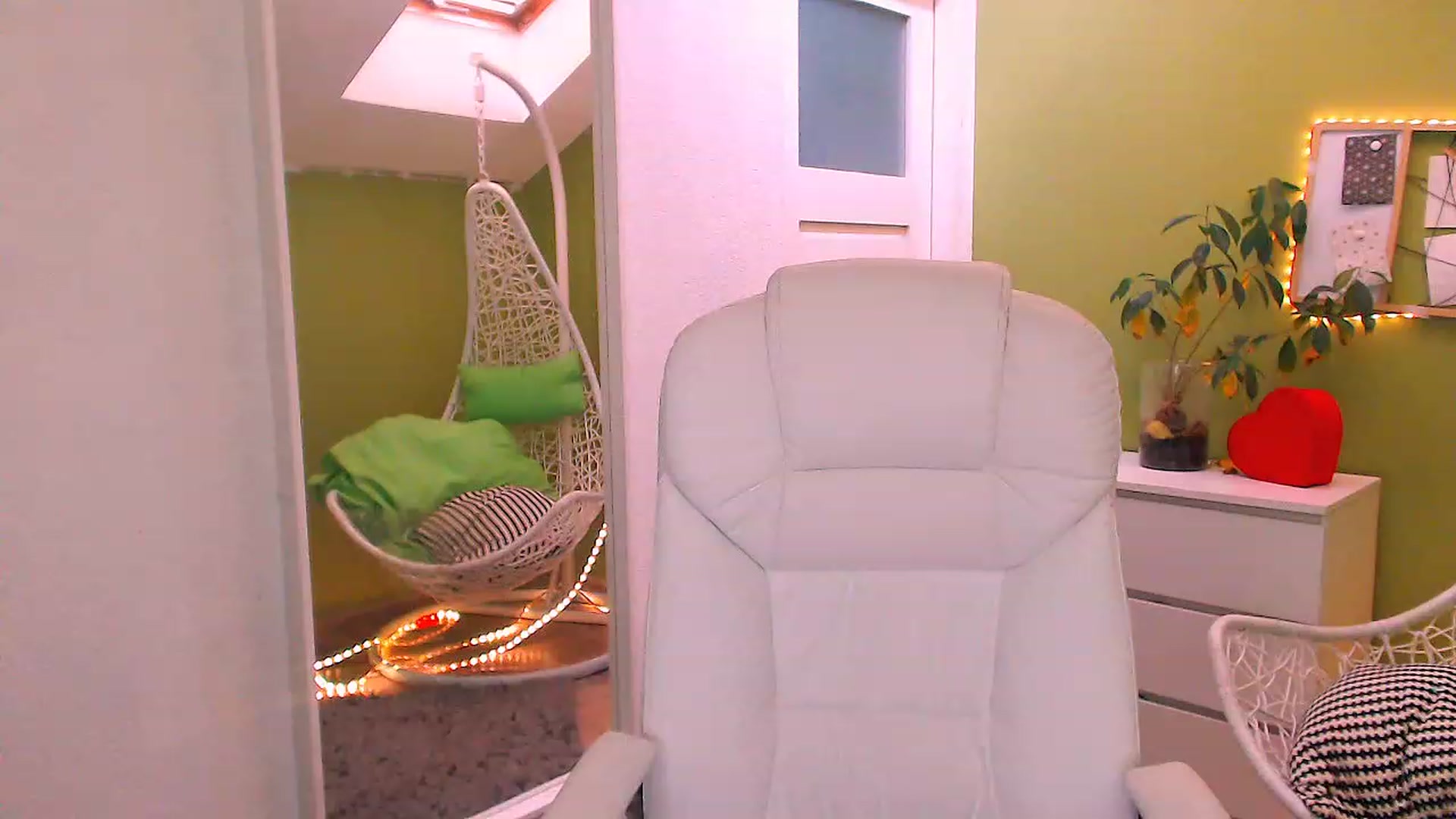 Gallery image thumbnail from JenniferMoris's myfreecams stream on, 11/18/2022, 10:42 image 10 of 20