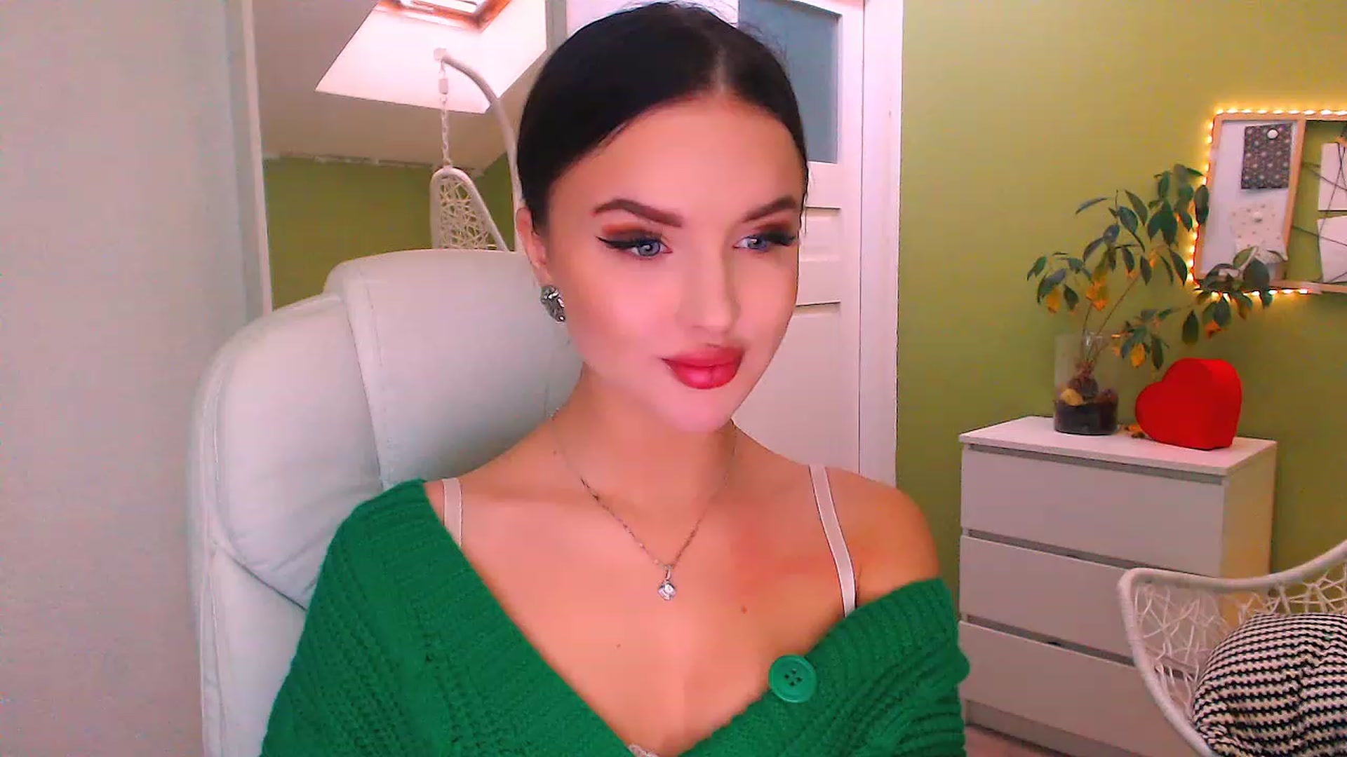 Gallery image thumbnail from JenniferMoris's myfreecams stream on, 11/18/2022, 10:42 image 4 of 20