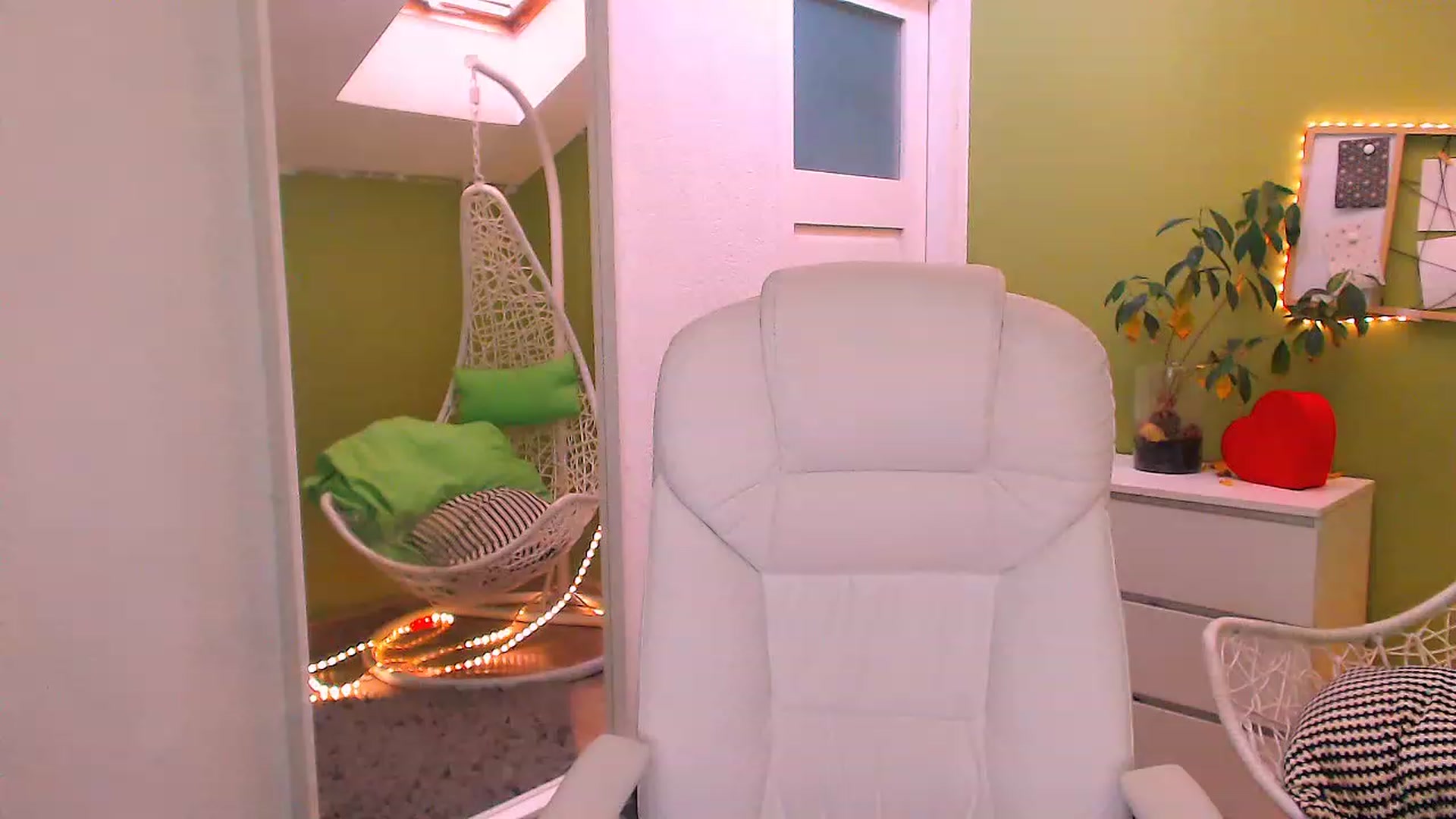 Gallery image thumbnail from JenniferMoris's myfreecams stream on, 11/18/2022, 10:42 image 12 of 20