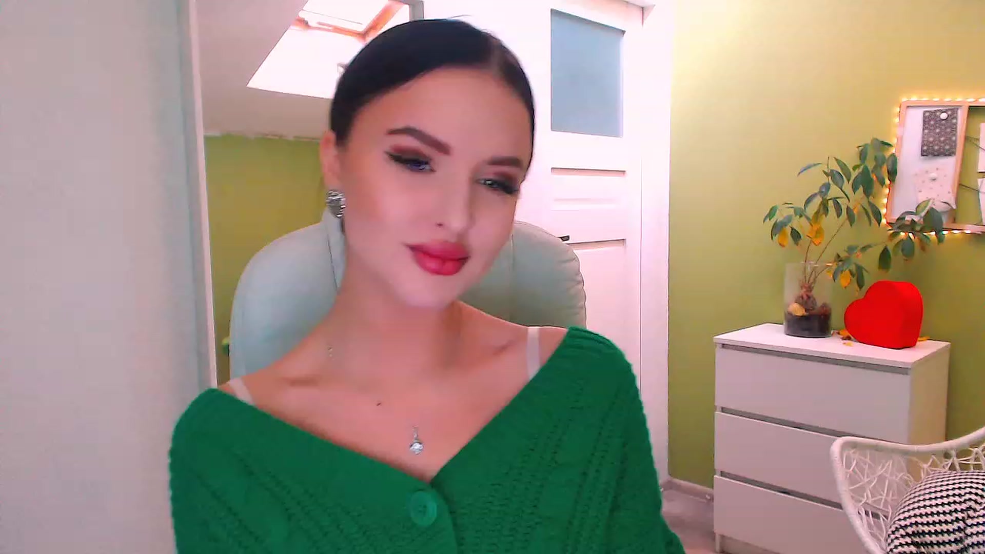 Gallery image thumbnail from JenniferMoris's myfreecams stream on, 11/18/2022, 10:42 image 19 of 20