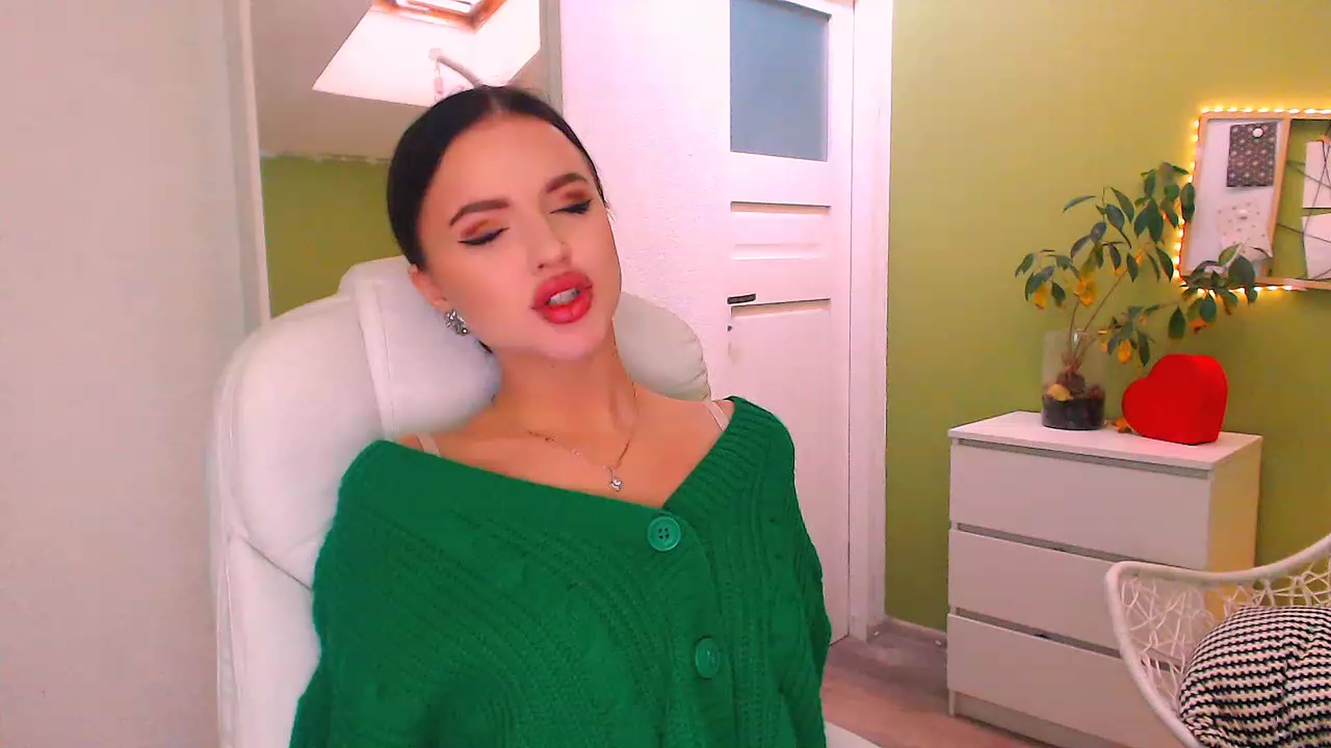 Gallery image thumbnail from JenniferMoris's myfreecams stream on, 11/18/2022, 10:42 image 6 of 20