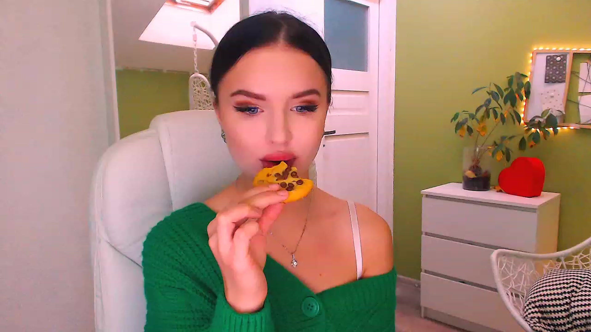 Gallery image thumbnail from JenniferMoris's myfreecams stream on, 11/18/2022, 10:42 image 9 of 20