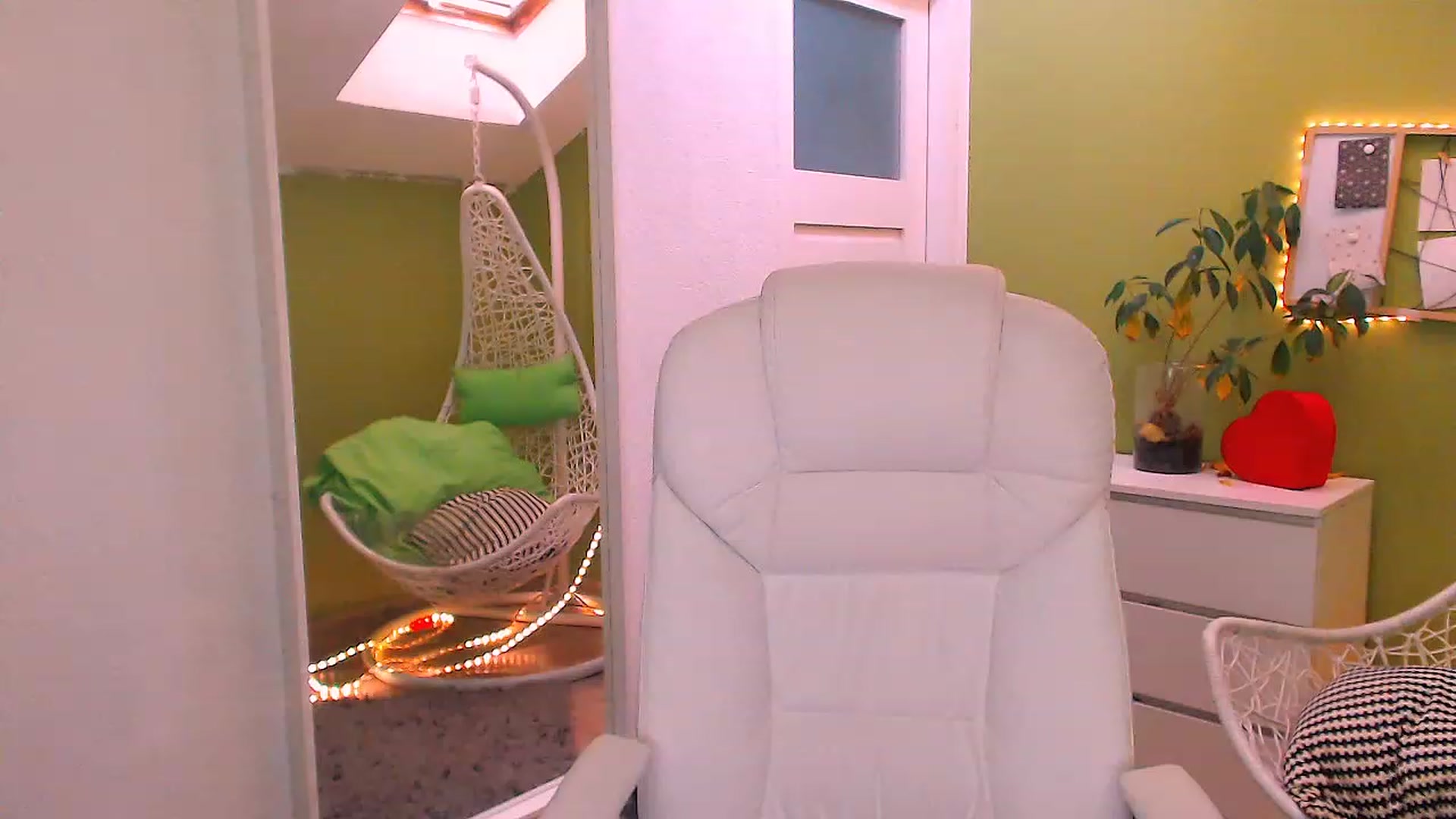 Gallery image thumbnail from JenniferMoris's myfreecams stream on, 11/18/2022, 10:42 image 11 of 20