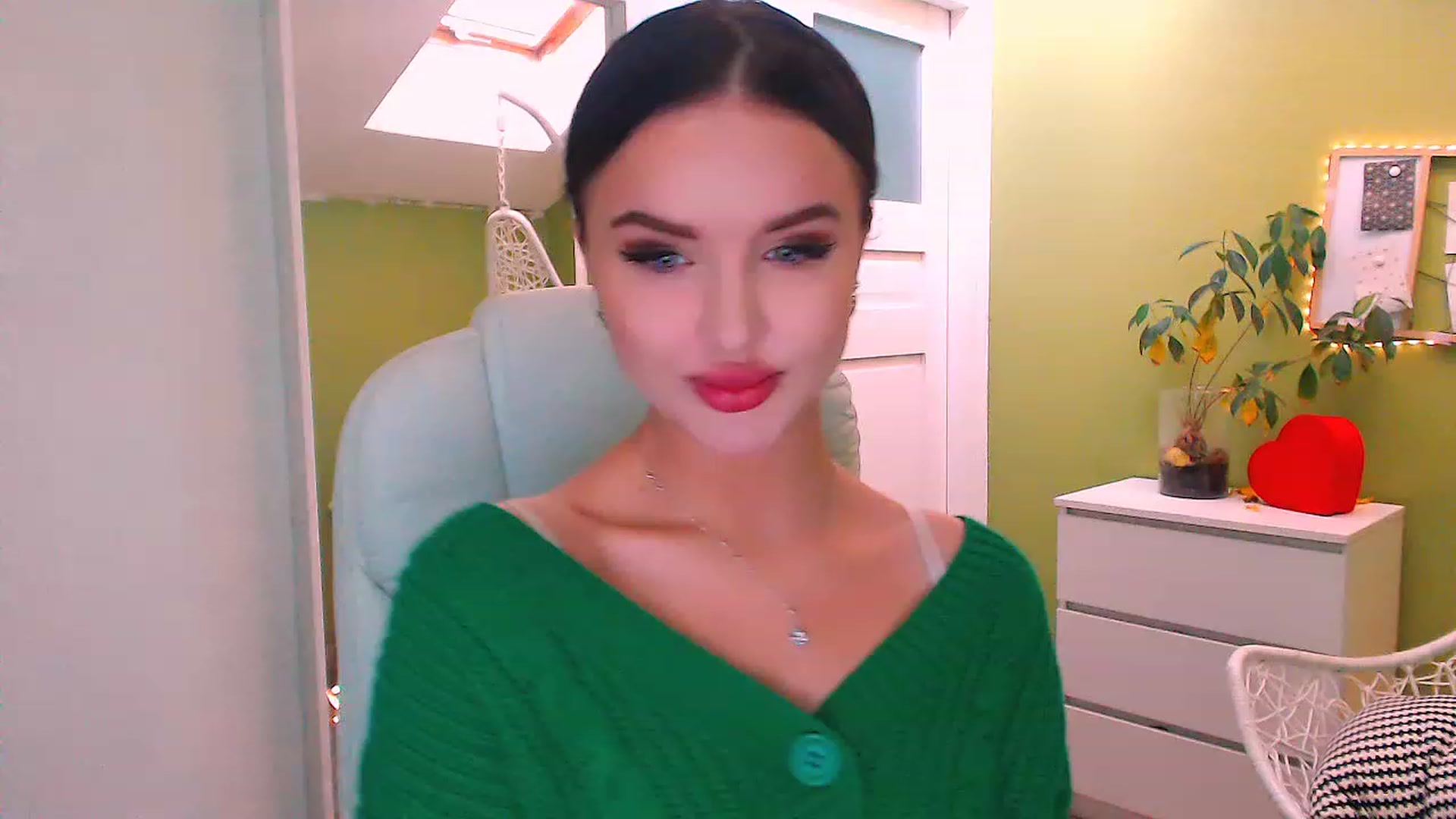 Gallery image thumbnail from JenniferMoris's myfreecams stream on, 11/18/2022, 10:42 image 18 of 20