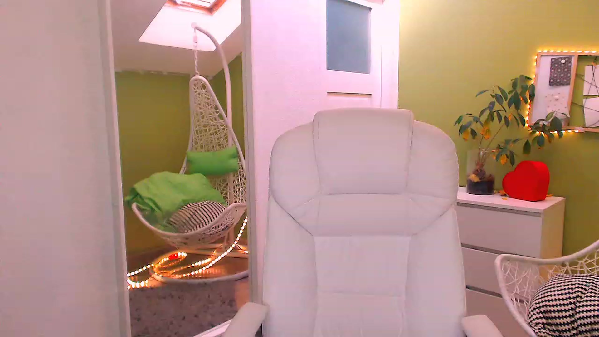 Gallery image thumbnail from JenniferMoris's myfreecams stream on, 11/18/2022, 10:42 image 14 of 20