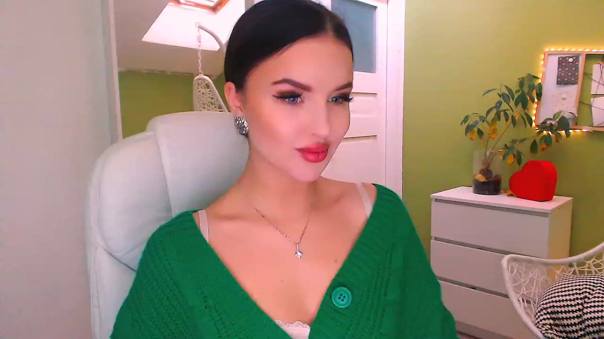 Gallery image thumbnail from JenniferMoris's myfreecams stream on, 11/18/2022, 10:42 image 3 of 20