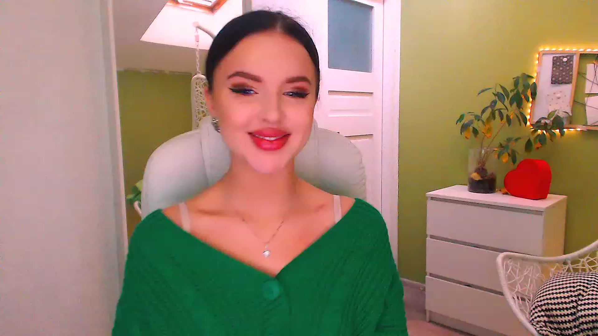 Gallery image thumbnail from JenniferMoris's myfreecams stream on, 11/18/2022, 10:42 image 7 of 20