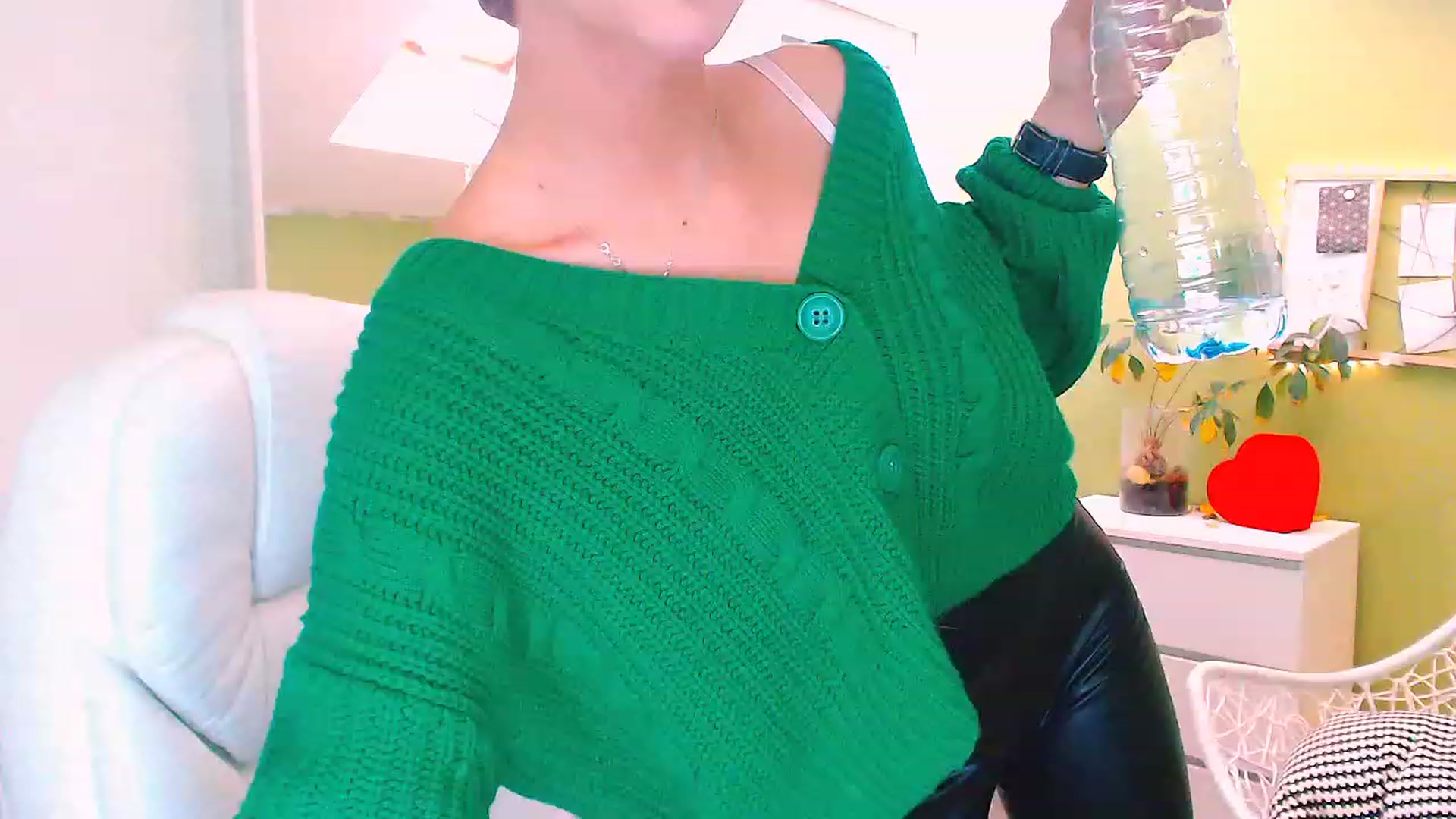 Gallery image thumbnail from JenniferMoris's myfreecams stream on, 11/18/2022, 11:02 image 13 of 20