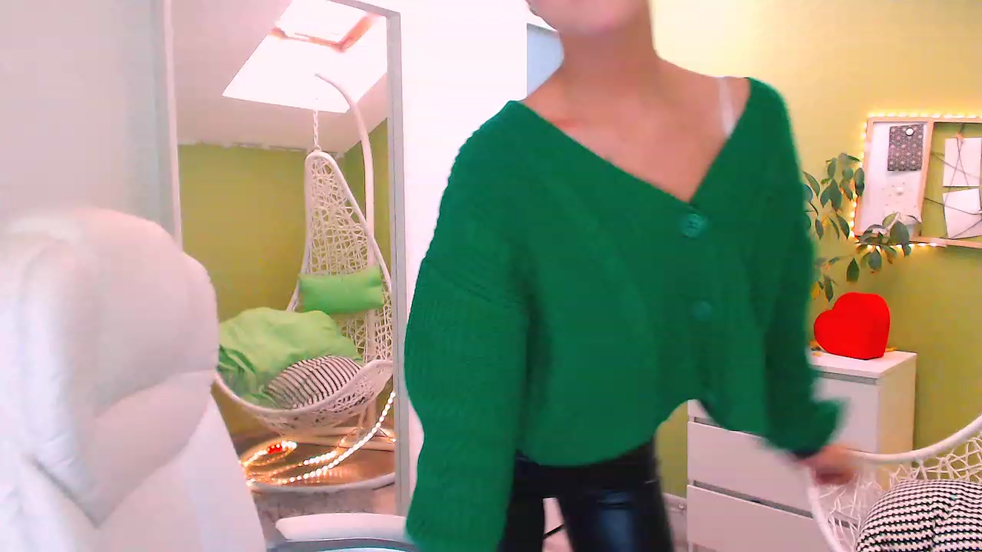 Gallery image thumbnail from JenniferMoris's myfreecams stream on, 11/18/2022, 11:02 image 20 of 20