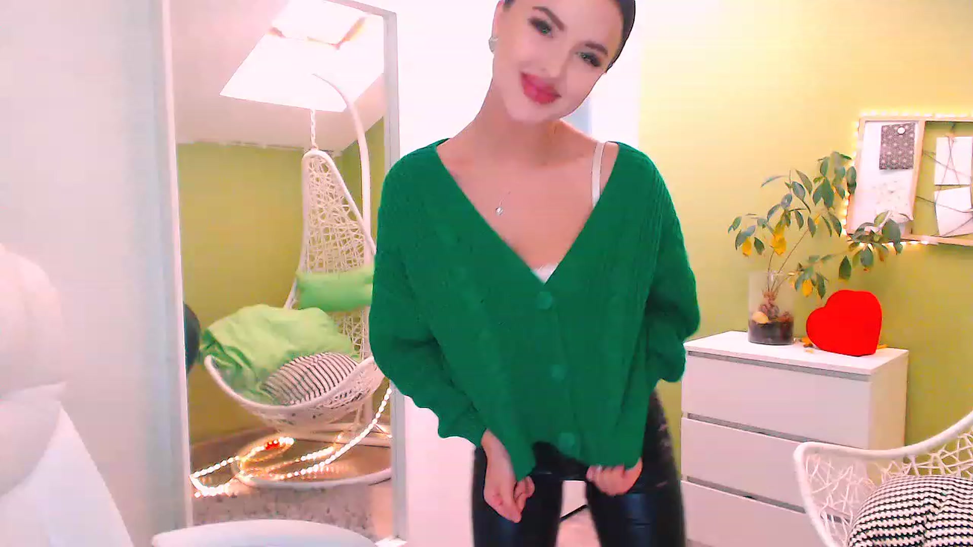 Gallery image thumbnail from JenniferMoris's myfreecams stream on, 11/18/2022, 11:02 image 15 of 20
