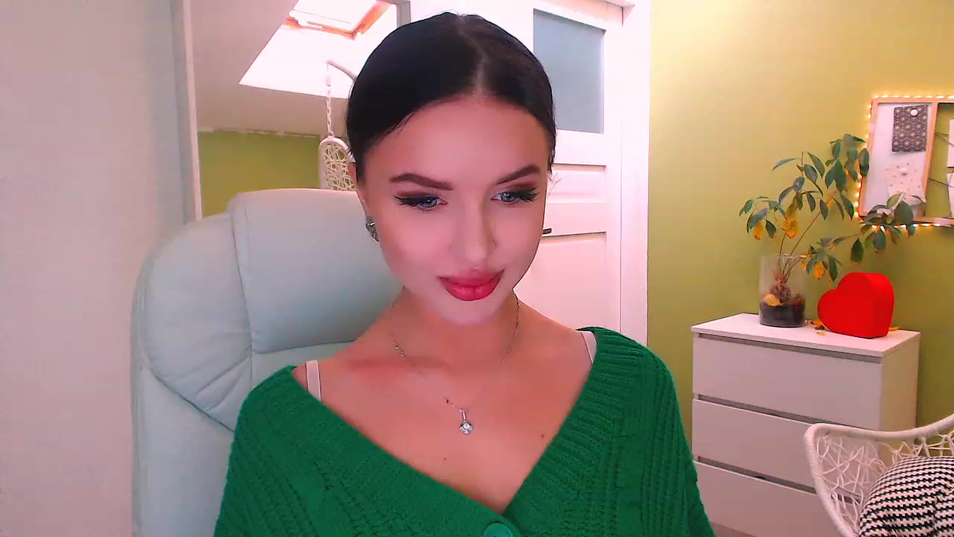 Gallery image thumbnail from JenniferMoris's myfreecams stream on, 11/18/2022, 11:02 image 2 of 20