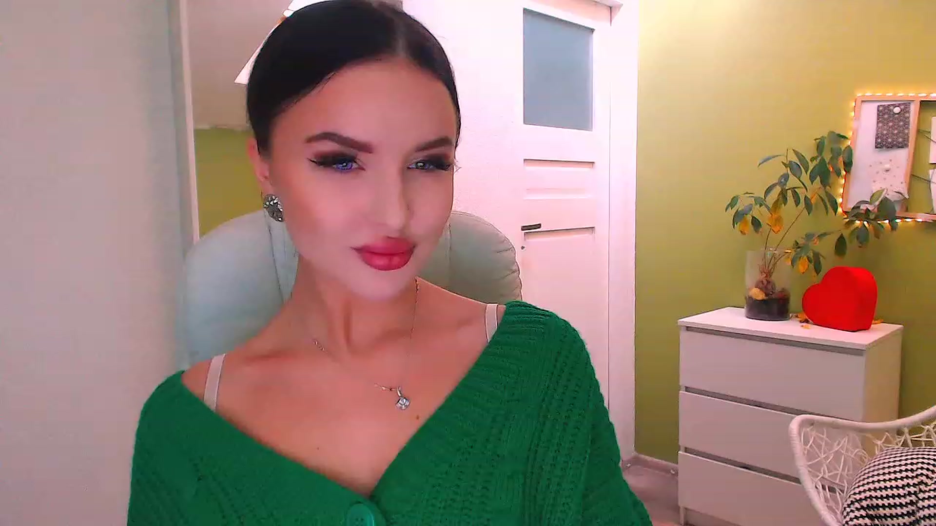 Gallery image thumbnail from JenniferMoris's myfreecams stream on, 11/18/2022, 11:02 image 4 of 20