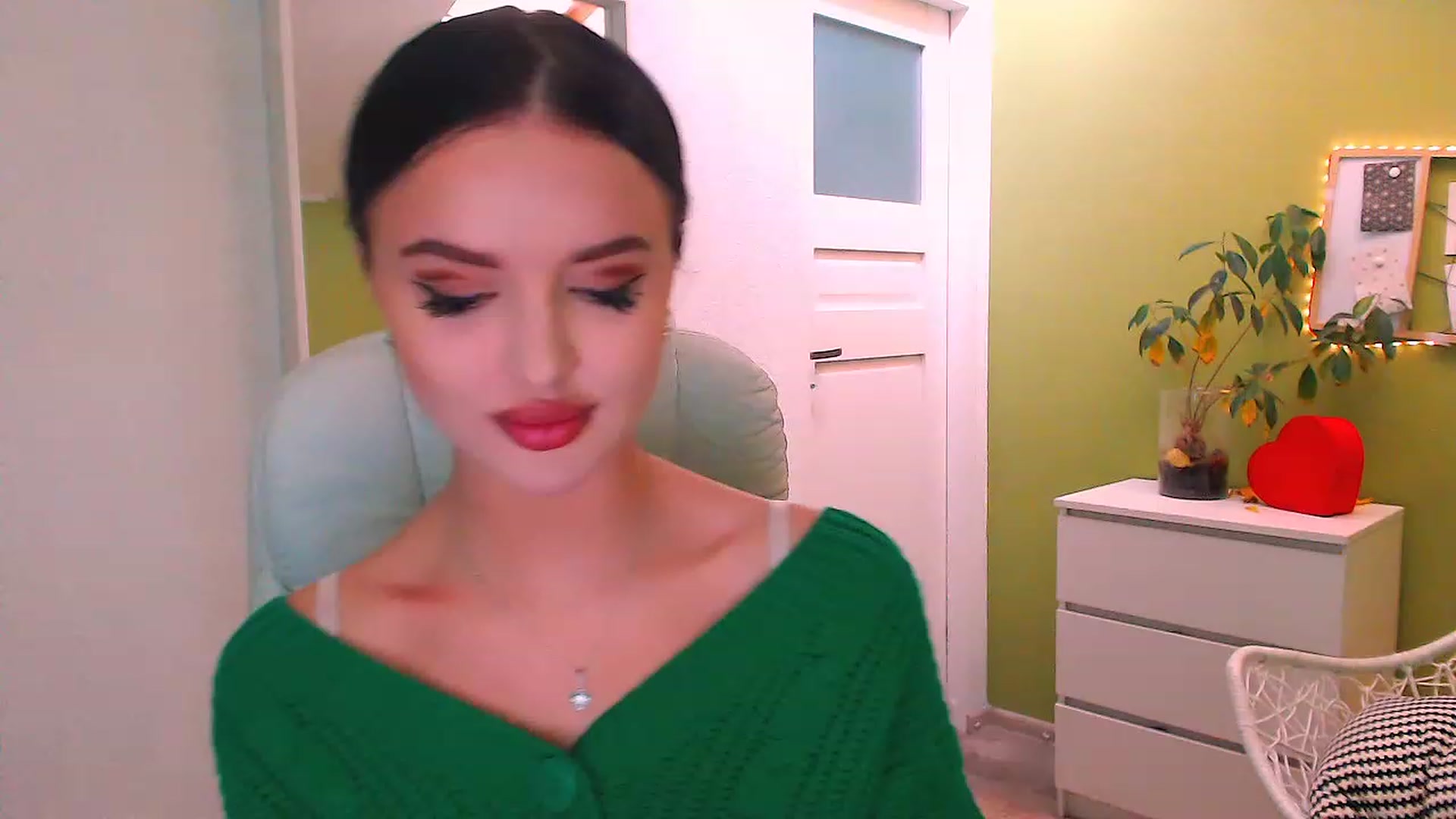 Gallery image thumbnail from JenniferMoris's myfreecams stream on, 11/18/2022, 11:02 image 10 of 20