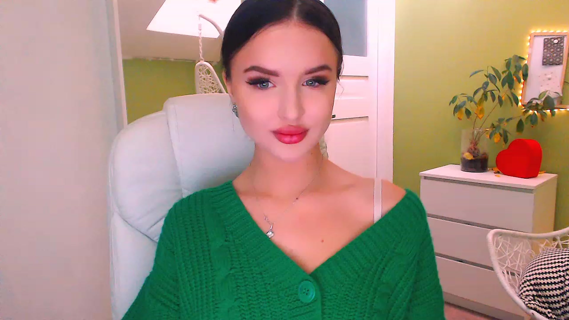 Gallery image thumbnail from JenniferMoris's myfreecams stream on, 11/18/2022, 11:51 image 1 of 20