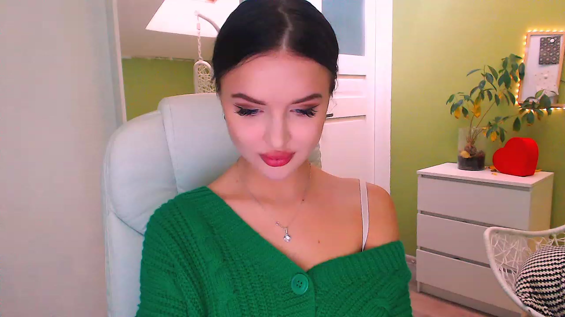 Gallery image thumbnail from JenniferMoris's myfreecams stream on, 11/18/2022, 11:51 image 5 of 20