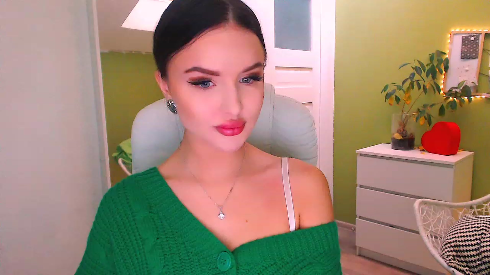 Gallery image thumbnail from JenniferMoris's myfreecams stream on, 11/18/2022, 11:51 image 13 of 20