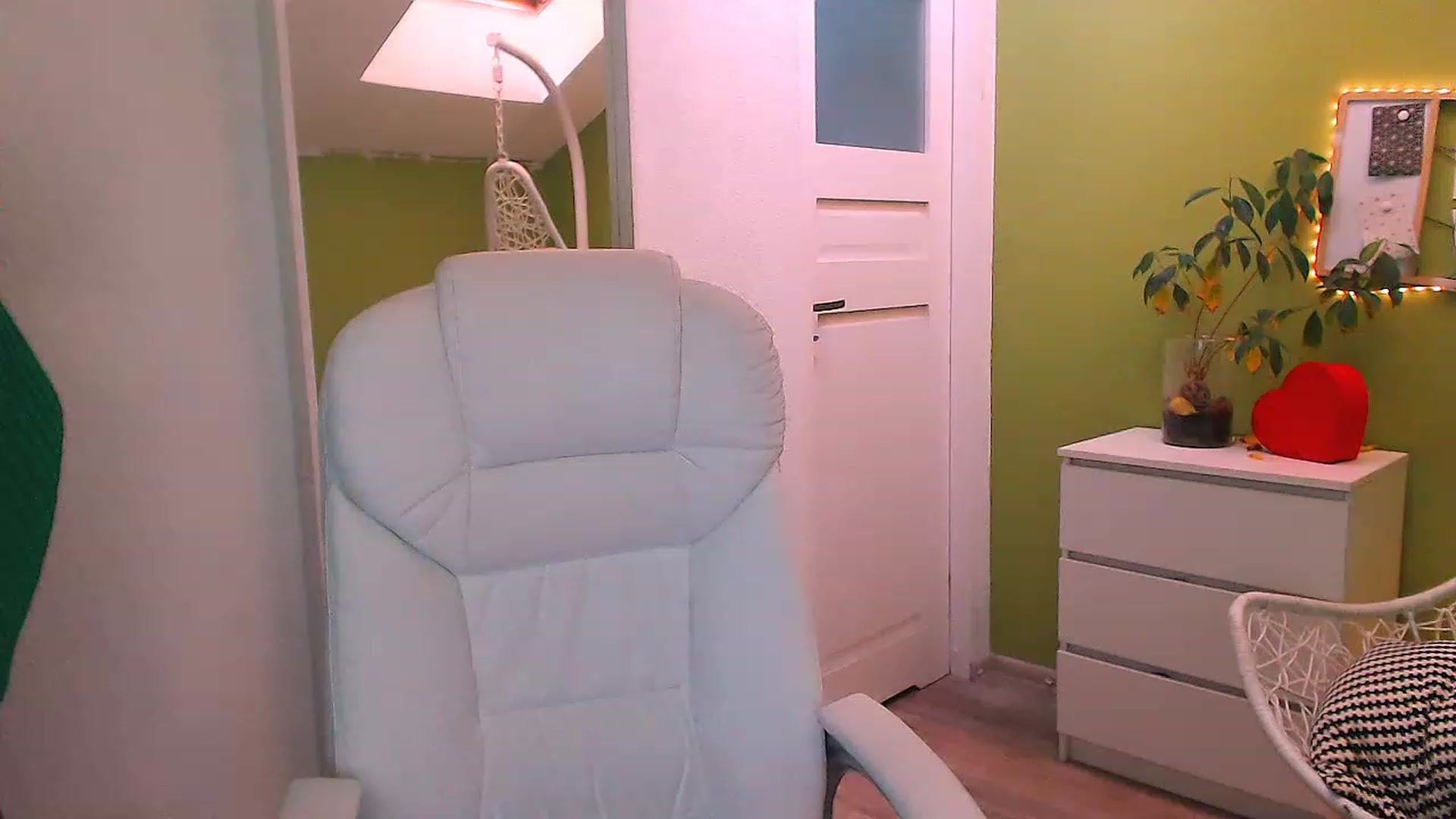 Gallery image thumbnail from JenniferMoris's myfreecams stream on, 11/18/2022, 11:51 image 12 of 20